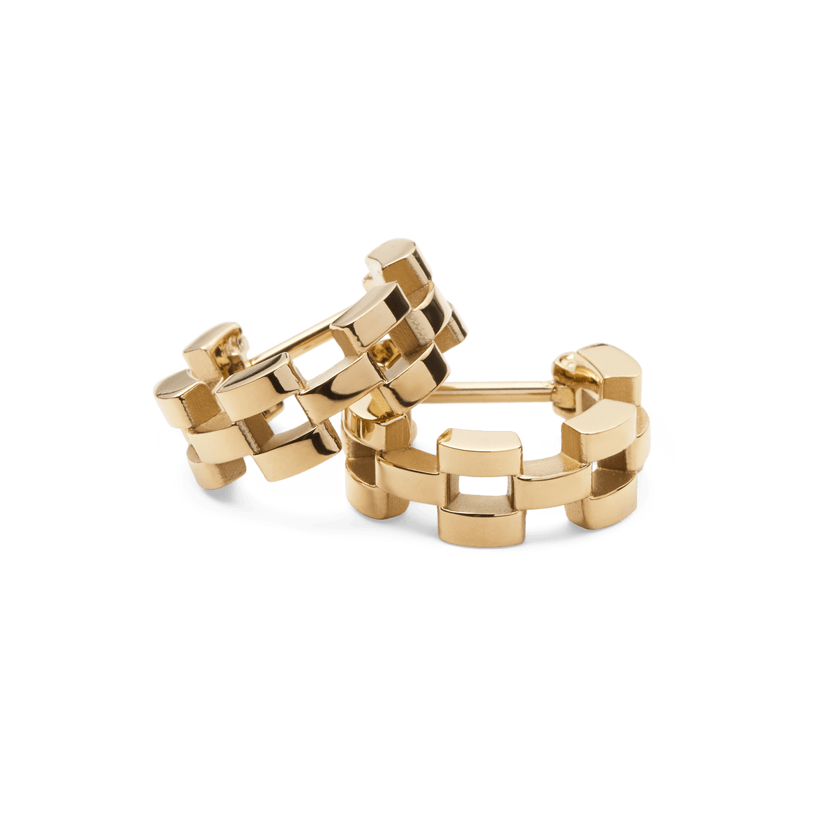 Daniel Wellingtonの3-Link Earringsは、ゴールドのフープピアスです。ウォッチストラップのリンク構造をイメージした3連リンクモチーフが、光を受けて美しい陰影を作り出します。