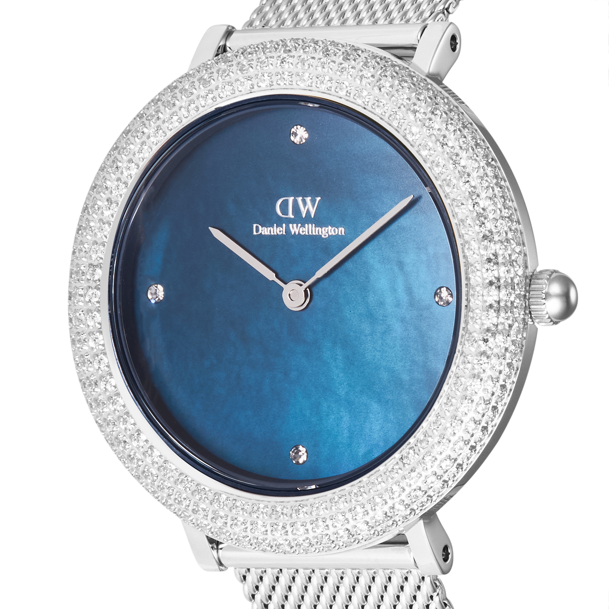 「Crystalline Bezel Sterling Blue」のダイヤル部分をクローズアップした画像です。ブルーマザーオブパールの濃淡による美しいグラデーションと、4つのクリスタルインデックス、そして262個のクリスタルがあしらわれたベゼルの繊細なディテールがご覧いただけます。