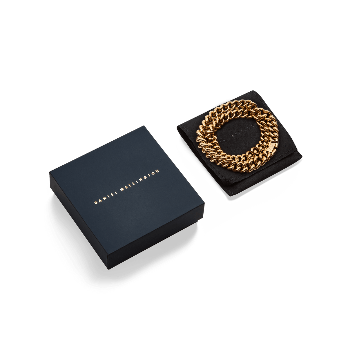 Daniel WellingtonのChunky Chain Necklace Goldを、ブランドロゴ入りのネイビーギフトボックスとブラックのスエード調ポーチとともに並べたパッケージ写真です。ゴールドのチェーンがポーチの上で円を描くように収まり、贈り物にぴったりの上品な仕上がりとなっています。
