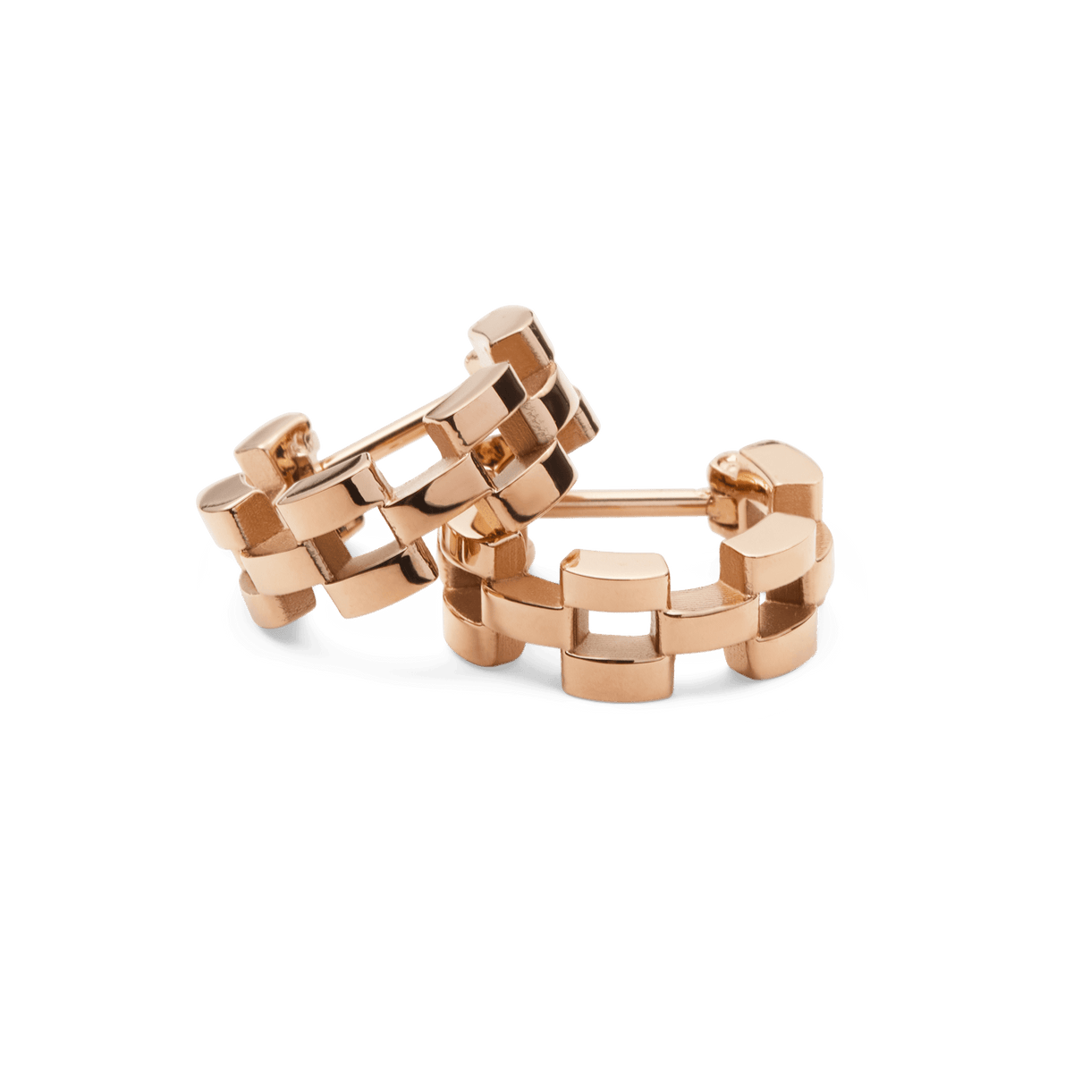 Daniel Wellingtonの3-Link Earrings ローズゴールドフープピアス。リンクモチーフが連なるコンパクトなデザインで、光を受けて美しい陰影を描きます。