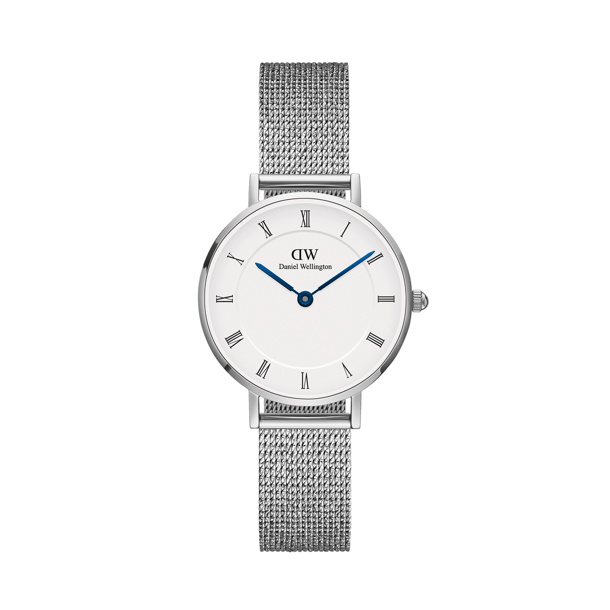 Daniel Wellington Petite Roman Numerals Sterlingの正面画像。白い文字盤にローマ数字のインデックスとブルースチールの針が映え、シルバーメッシュストラップを合わせた28mmのレディース腕時計です。ポリッシュ仕上げのシルバーケースが上品な印象を演出します。