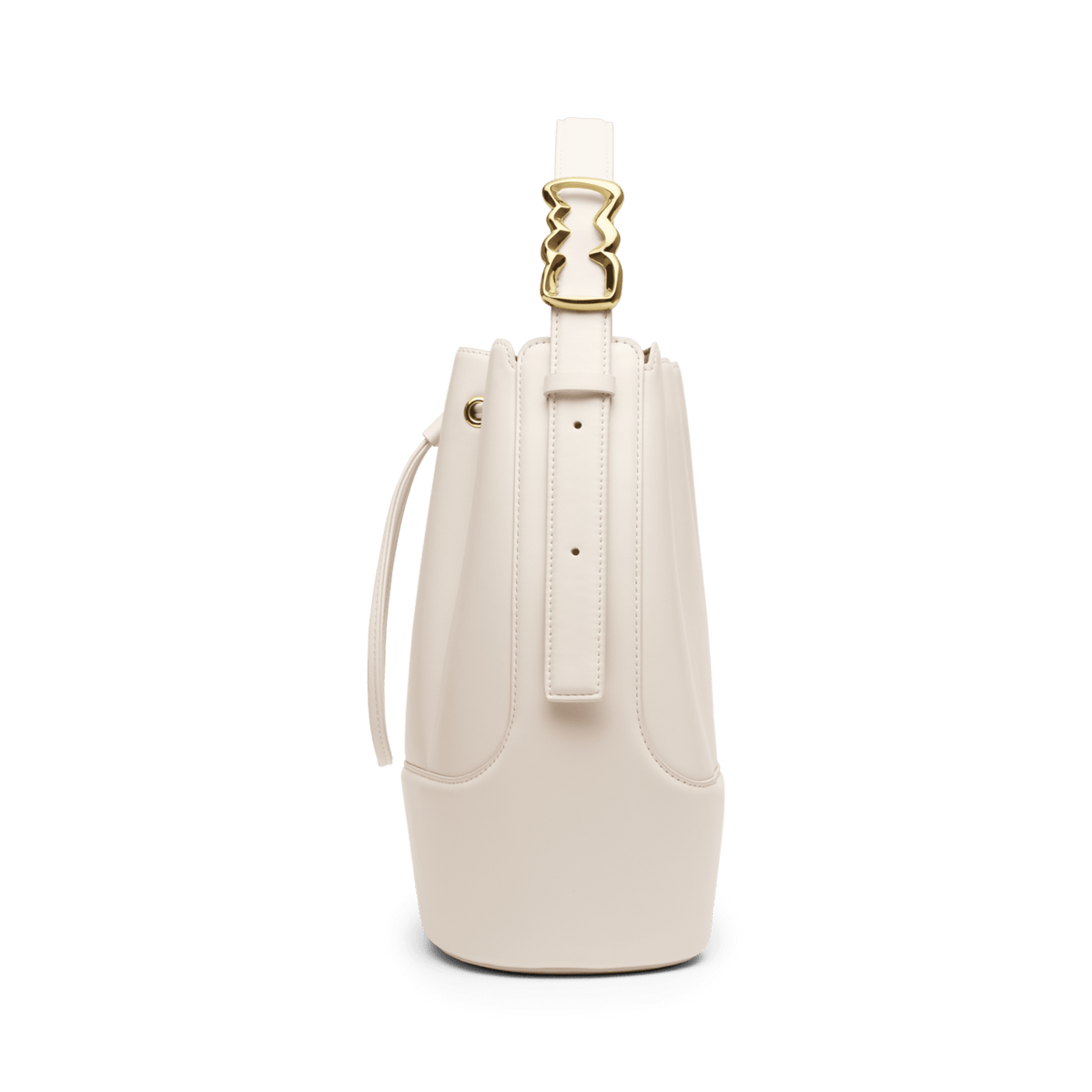 Lewis Bag Crèmeの側面画像。クリーム色のエコレザーが持つ滑らかな質感と、ハンドル上部にあしらわれたウェーブ型のゴールドバックルの繊細な造形が際立つアングルです。左側にはドローストリングが下がり、安定感のある丸みを帯びた底部のフォルムが確認できます。