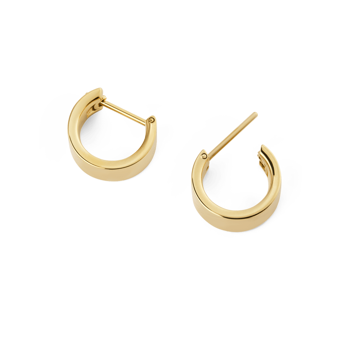 ダニエルウェリントンのラインピアス ポリッシュドゴールド 5.5mmのペア画像です。ラッチバック式の留め具が見える角度から撮影されており、ポリッシュ仕上げのゴールドの輝きとミニマルな曲線のシルエットが際立ちます。