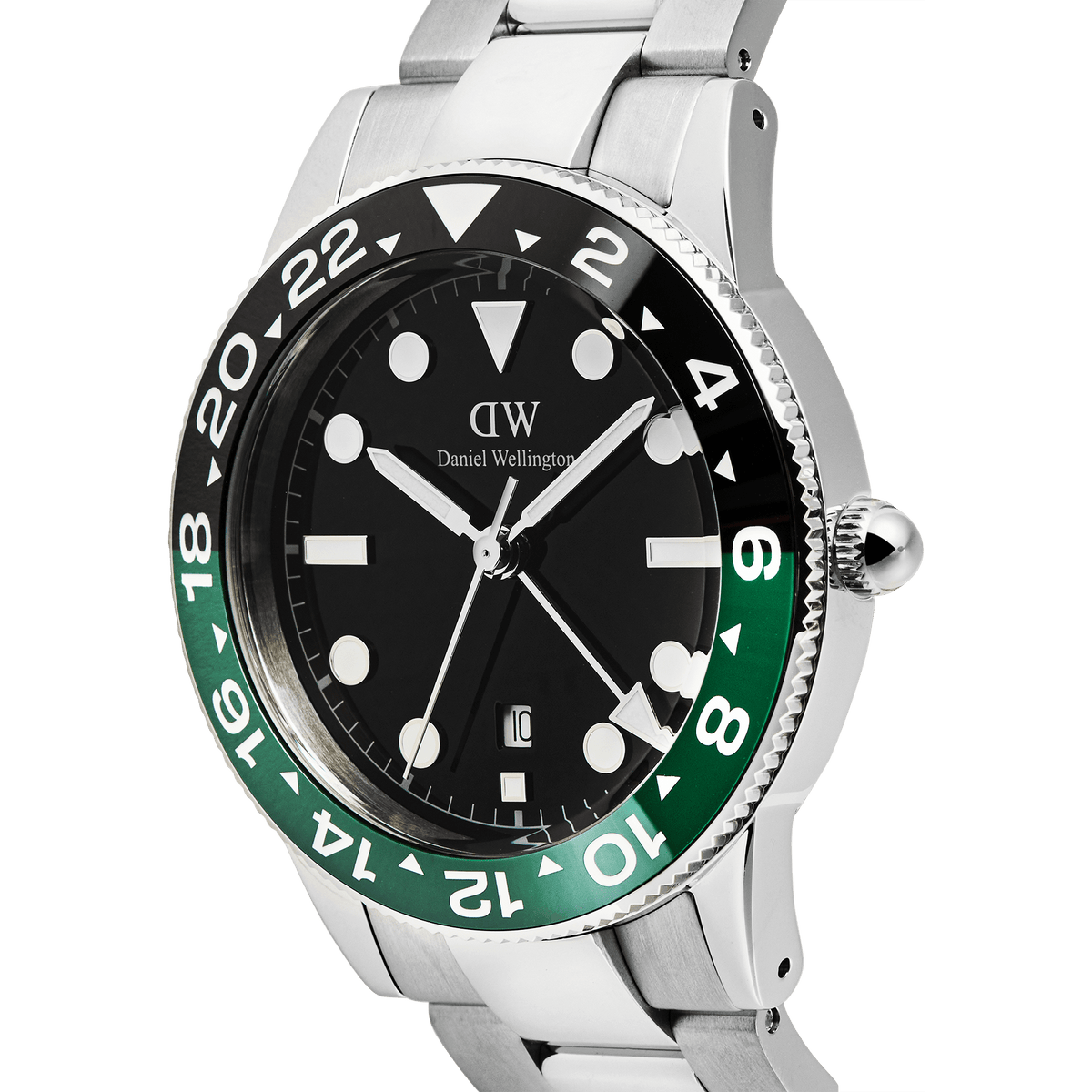 Iconic GMT Link Black Green Ceramic Bezelを斜めから捉えたクローズアップ画像です。ブラックからグリーンへと変化するセラミックベゼルの24時間表示や、ブラック文字盤上のルミノバインデックス、GMT針の細部まで確認できます。ローレット加工のリューズやシルバーのリンクブレスレットの質感も際立っています。