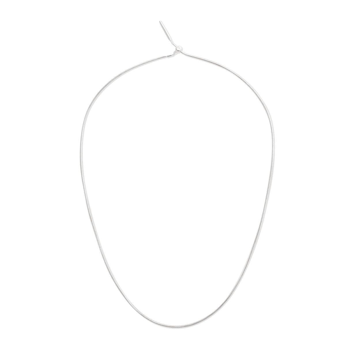 ダニエルウェリントンのCharms Snake Necklace S925スターリングシルバーです。スライド式留め具が付いた細身のスネークチェーンが、白い背景の上で優雅な曲線を描いています。