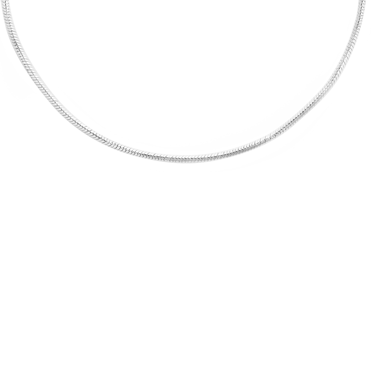 Daniel Wellington Charms Chain Braceletのチェーン部分をクローズアップした写真です。S925スターリングシルバーのスムーズなスネークチェーンが、光を受けて繊細な輝きを放っています。