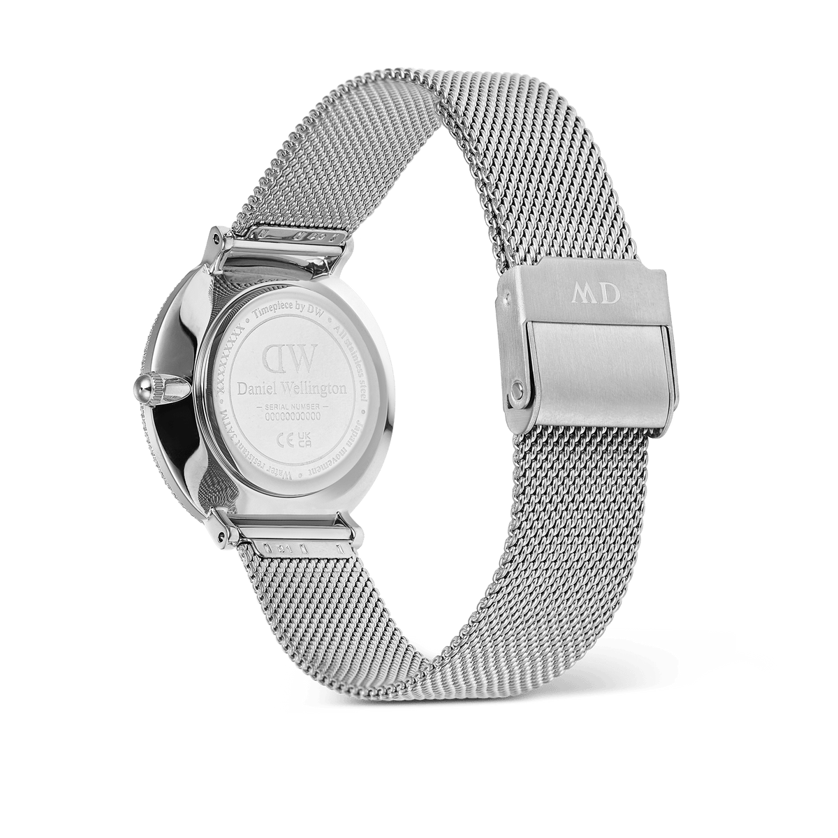 Crystalline Bezel Sterling Blueの裏面を捉えた画像です。ケースバックにはDaniel Wellingtonのロゴが刻印されており、シルバーメッシュストラップのスライド式クラスプのディテールもご覧いただけます。