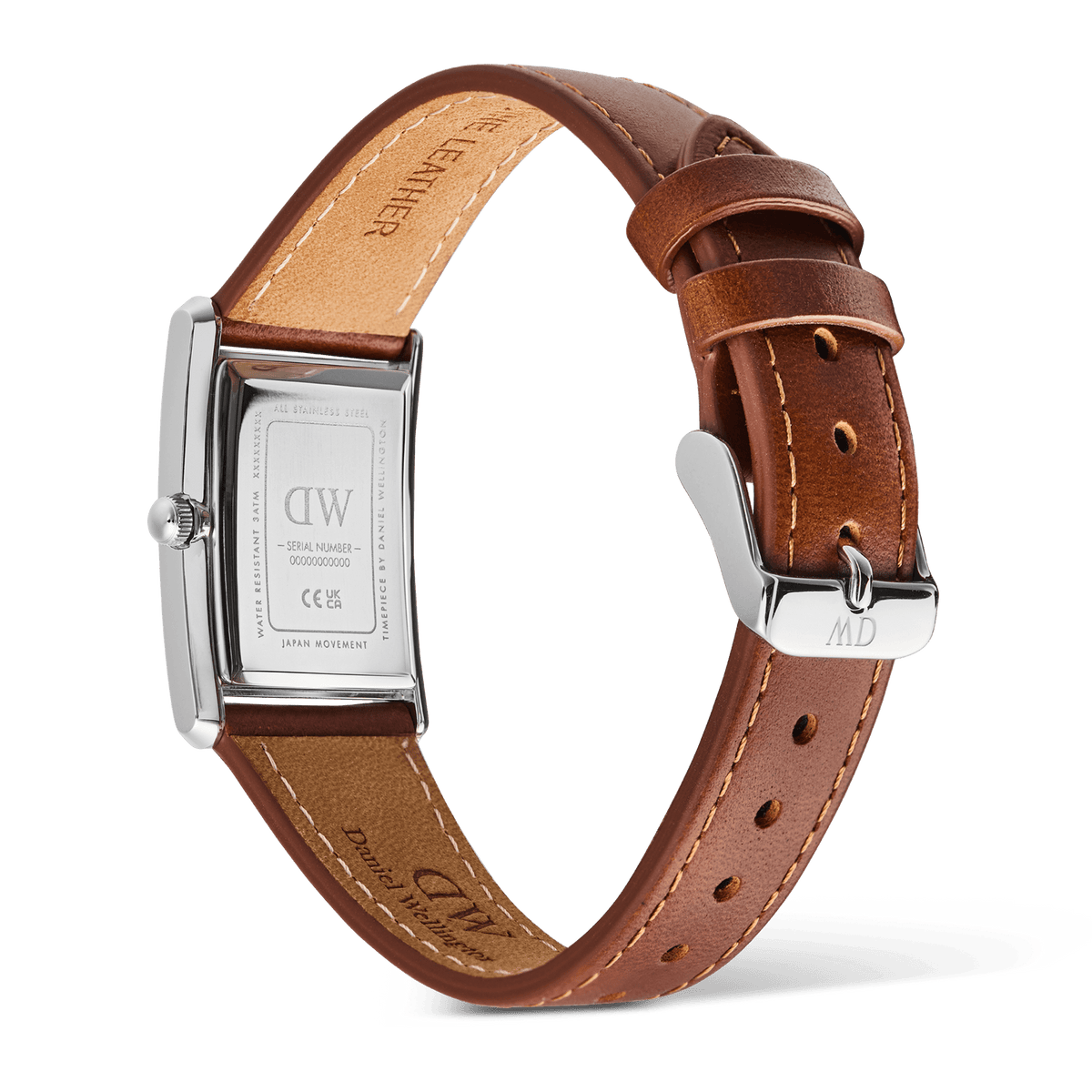 Bound Light Brown Arctic Guilloché Silverの裏面を写した画像です。シルバーのレクタンギュラーケースバックにはDaniel Wellingtonのロゴやシリアルナンバーが刻印されています。また、ライトブラウンのレザーストラップは、丁寧なステッチワークとキャメルカラーの裏地が特徴です。