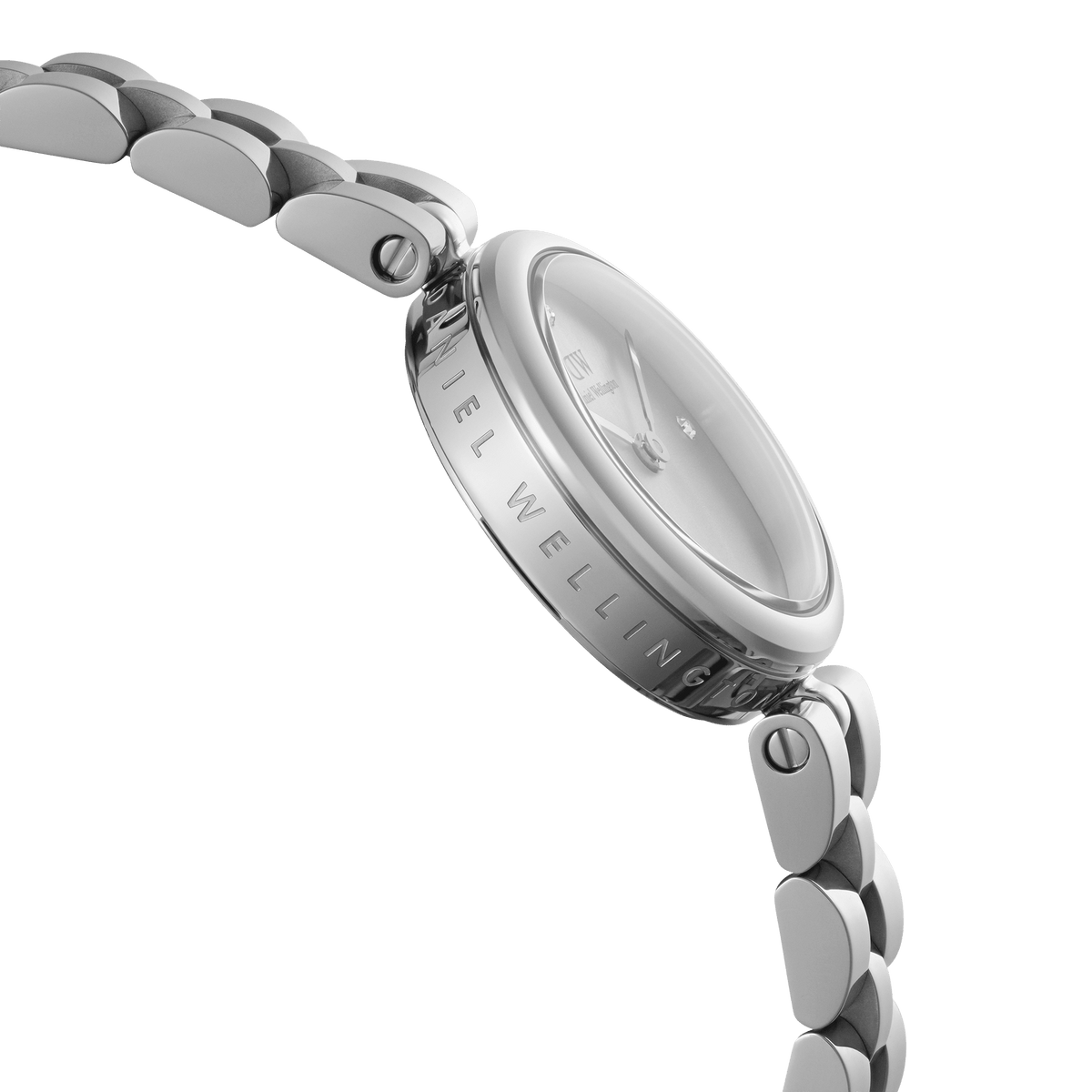Elan Lumine Unitone Silverのサイドビューです。ケース側面にはDaniel Wellingtonのブランドロゴが刻印され、丸みを帯びた3連リンクブレスレットの立体的なフォルムが際立ちます。