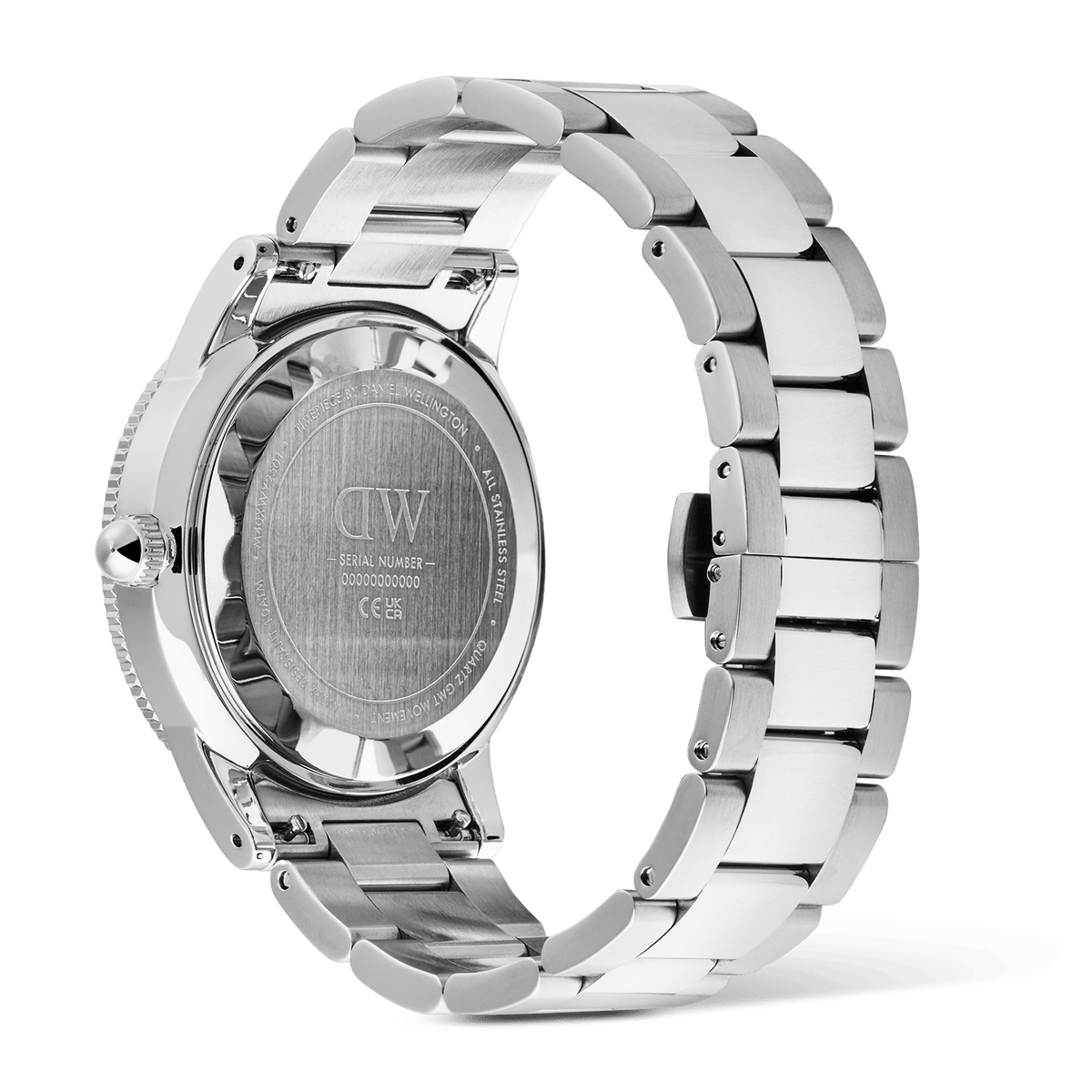 Iconic GMT Link Black Green Ceramic Bezel Silverのケースバック側の画像です。ヘアライン仕上げのケースバックにはDaniel Wellingtonのロゴとシリアルナンバーが刻印されており、ブラッシュ仕上げとポリッシュ仕上げを組み合わせたステンレススチール製のリンクブレスレットの立体感が確認できます。
