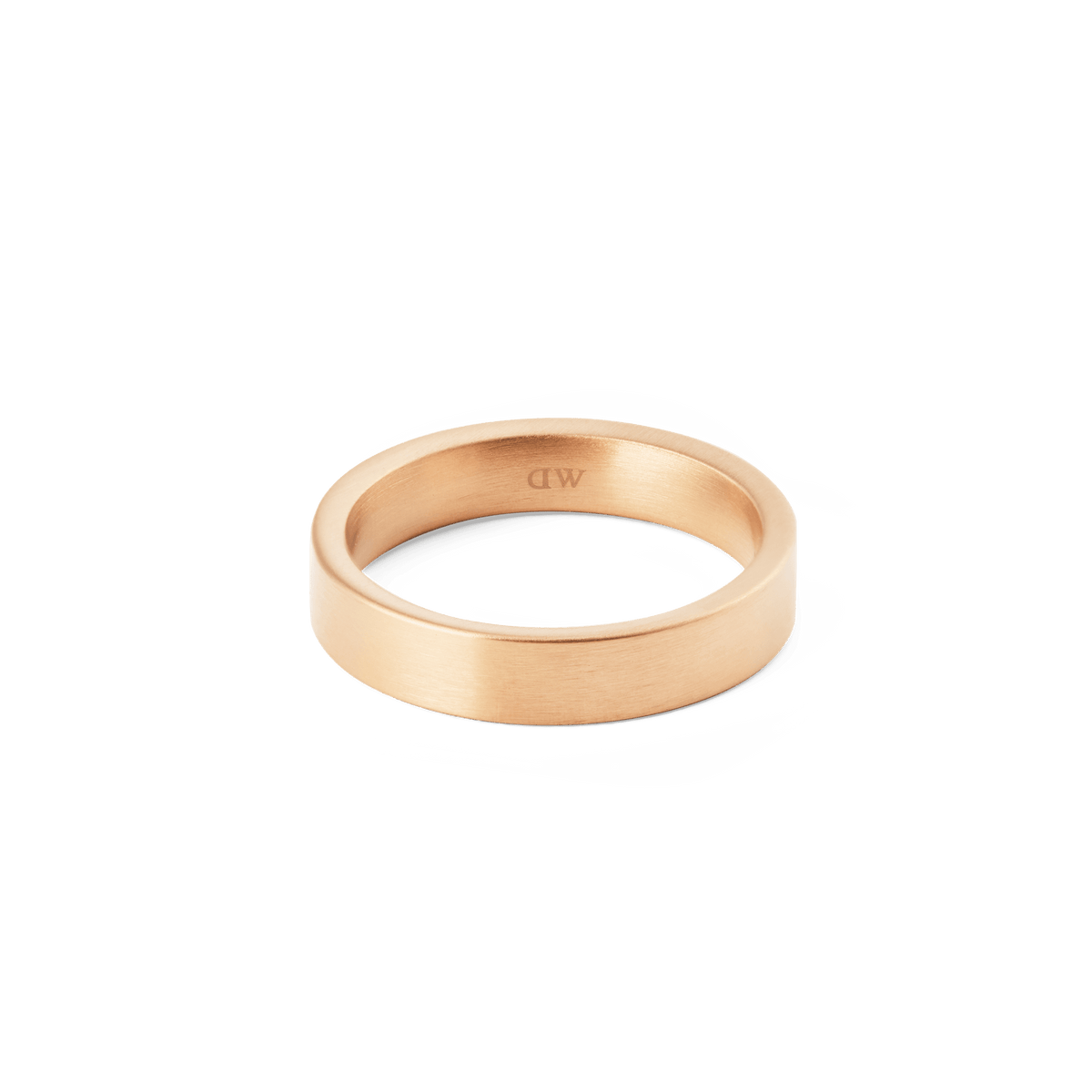 ダニエルウェリントン Line Ring Brushed Rose Goldを正面やや上から撮影した画像です。ブラッシュド加工による上品な光沢と、4.5mm幅のフラットバンドが描くミニマルなシルエットが白い背景に映えています。