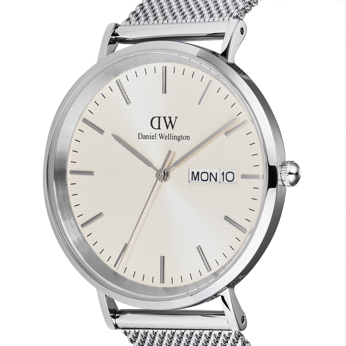 Classic Day Display Sterling Champagneの文字盤をクローズアップした画像です。シャンパンカラーのダイヤルに広がる半透明のトライアングルパターン、シルバーのバーインデックス、3時位置にあるデイデイト表示窓、そしてブラッシュ仕上げのベゼルまで、細部の美しさがご覧いただけます。