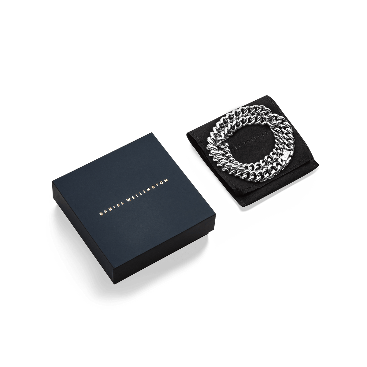 Daniel WellingtonのChunky Chain Necklace Silverは、ブランドロゴ入りのネイビーギフトボックスとブラックのポーチに収められています。贈り物にぴったりの上品なパッケージで、ポリッシュ仕上げのシルバーチェーンが丁寧に丸く整えられてお届けします。