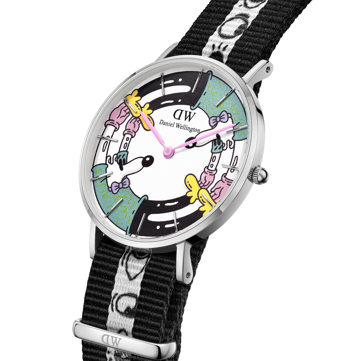 Steven Harrington x Daniel Wellingtonの限定コラボモデルを斜めから捉えたダイヤルのクローズアップです。ピンク、イエロー、ミントグリーンのポップなキャラクターが文字盤の外周を彩り、ピンクの針がアートの中心で時を刻みます。シルバーポリッシュのケースと、アイモチーフがあしらわれたブラックのNATOストラップの質感もご確認いただけます。