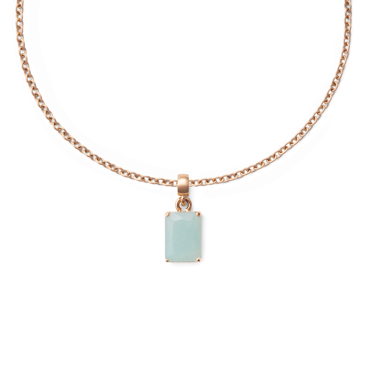 ローズゴールドのチェーンネックレスに取り付けたAmazonite Octagonチャームのスタイリングイメージです。淡いブルーグリーンのアマゾナイトが繊細なチェーンから揺れる様子がお楽しみいただけます。