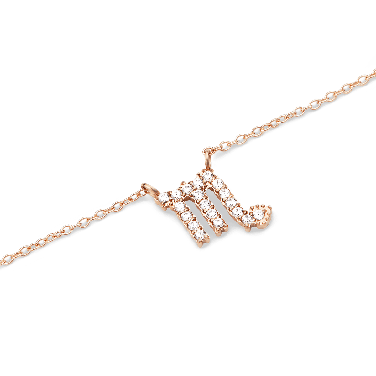 さそり座をモチーフにしたCrystal Zodiac Chain Necklaceのペンダント部分をクローズアップした写真です。ローズゴールドの台座に、クリスタルがさそり座の「m」と尾をかたどったデザインで丁寧にセットされ、細身のチェーンから優雅に下がっています。
