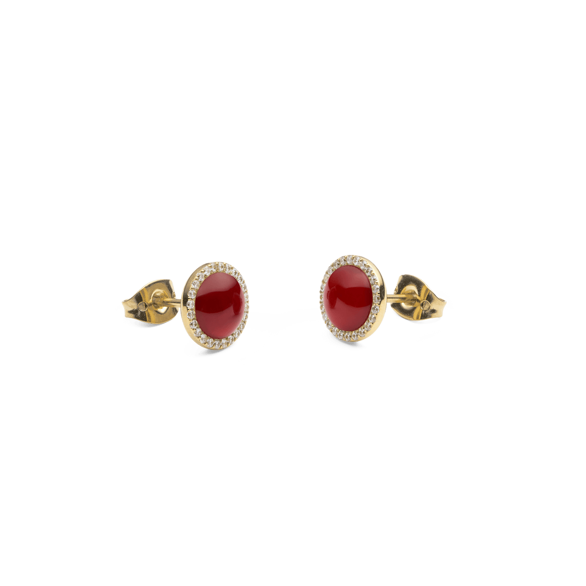 Audrey Earrings Red Agathe Goldを斜めから撮影した商品画像です。ドーム型の赤メノウカボションとキュービックジルコニアのハロー、ゴールドのバタフライキャッチが確認できます。