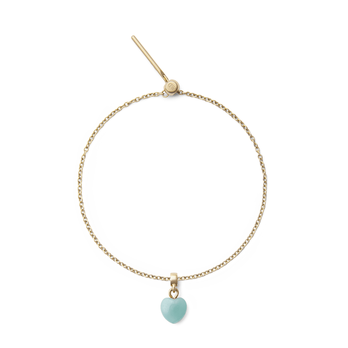 ゴールドのチェーンブレスレットにAmazonite Heart Gold Charmをあしらったデザインです。繊細なチェーンの先で、ブルーグリーンのハート型アマゾナイトが揺れます。トグルクラスプにはブランドロゴが刻印されています。