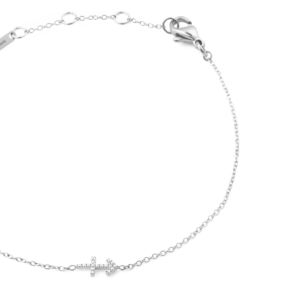 いて座をモチーフにしたCrystal Zodiac Chain Bracelet Silverを斜め上から撮影した接写画像です。キュービックジルコニアでデザインされた矢のチャームが、繊細なシルバーチェーンの中央にあしらわれています。ロブスタークラスプやブランドプレートの一部も確認できます。
