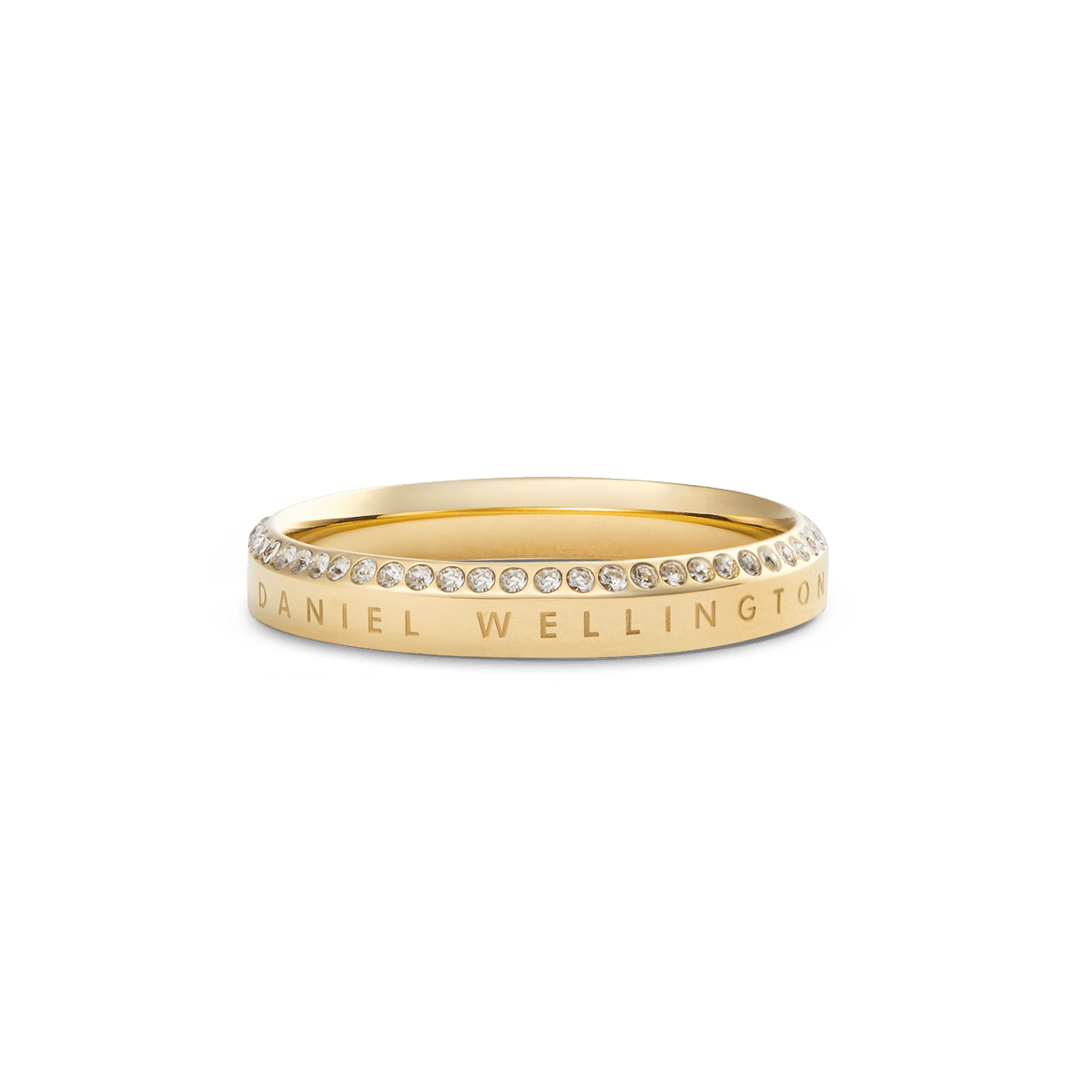 Classic Aura Ring Goldを斜め前方から捉えたクローズアップ画像です。ゴールドのリング上部に並ぶホワイトキュービックジルコニアの輝きと、正面に刻まれたDaniel Wellingtonのロゴが確認できます。