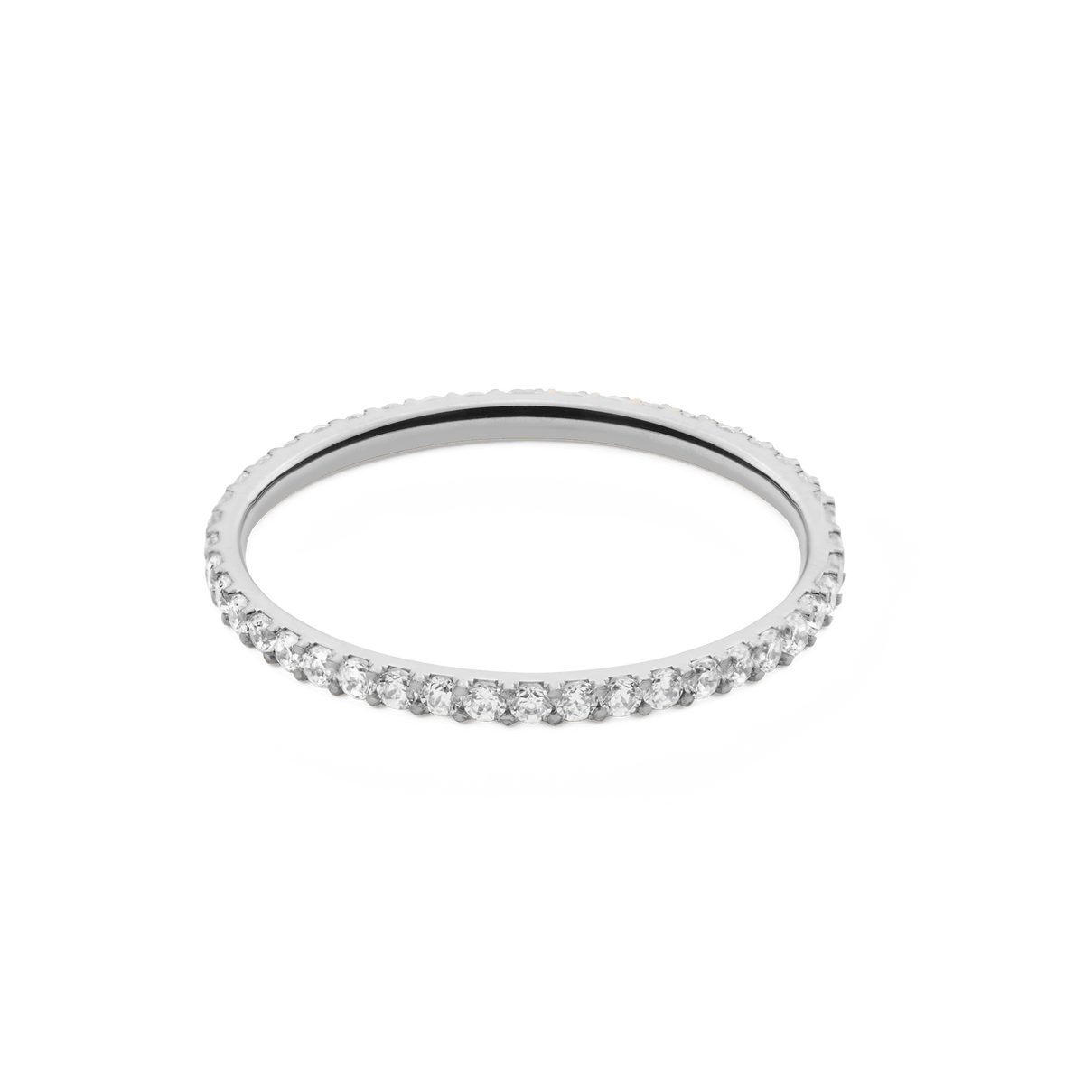 Daniel Wellington Mirelle Eternity Ring Silver 1.4 mmを斜め上から撮影した画像です。シルバーバンドの全周にセットされたホワイトキュービックジルコニアが光を反射して輝き、リングの細さや爪留めのディテールがよくわかります。