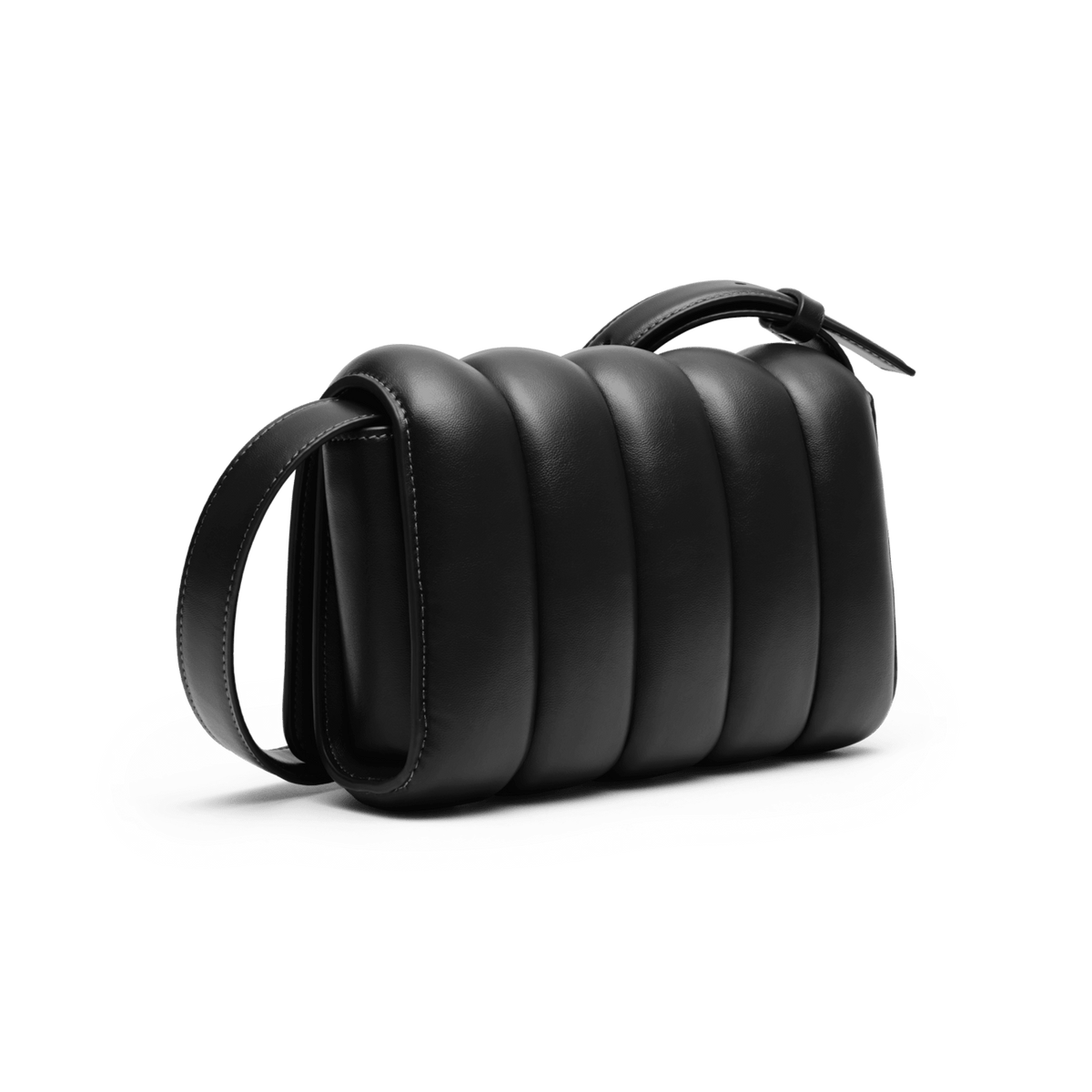 Mini Sadie Bag Blackを斜め後方から撮影した画像です。ピロー状のパッドによるふっくらとしたフォルムと、ブラックレザーのなめらかな質感が際立ち、ストラップはバッグ本体に沿うように自然に垂れ下がっています。
