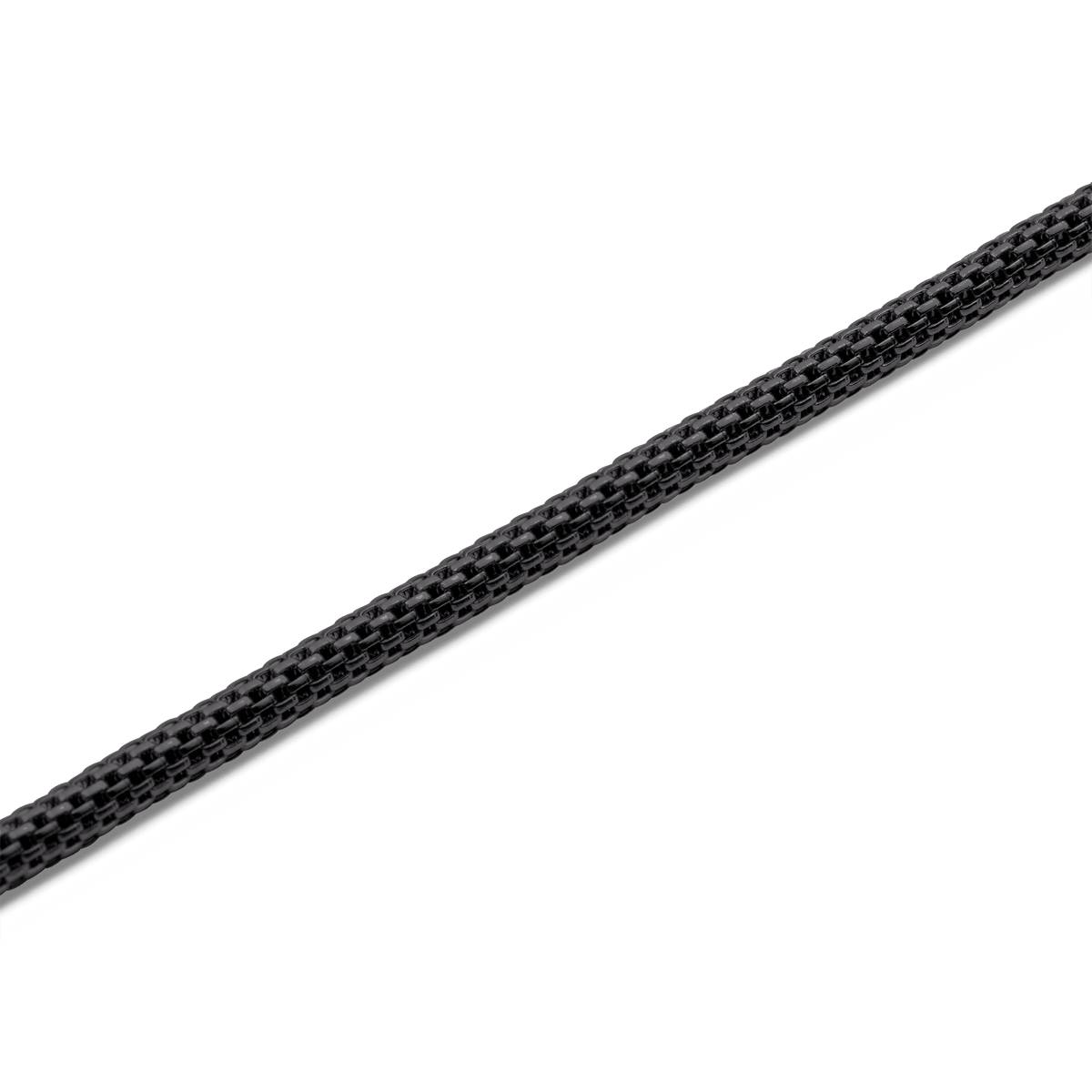 Daniel WellingtonのTide Mesh Necklace Black 2.8のチェーン部分を拡大した画像です。筒状に編み込まれた2.8mm幅のブラックメッシュが、光を受けて繊細な陰影を描き出しています。精巧な網目構造が美しく際立つ様子がご覧いただけます。