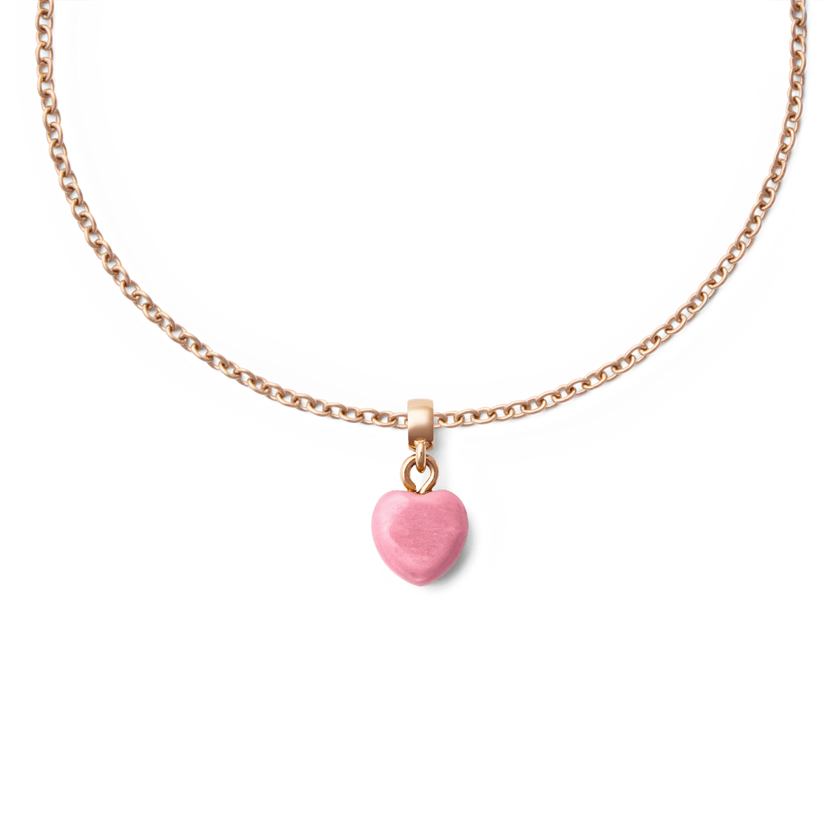 ローズゴールドのチェーンネックレスにあしらった**Rhondonite Heart Rose Gold**チャームのクローズアップです。丸みを帯びたハート型のロードナイトが、チェーンの中央で優しく揺れるスタイリングをご紹介します。