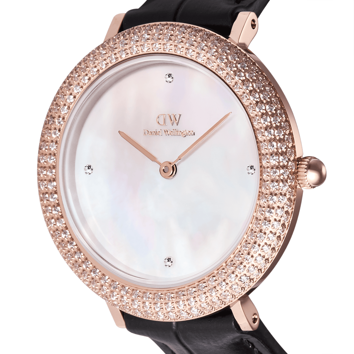 Crystalline Bezel Black Croc Rose Goldのダイヤル部分をクローズアップした画像です。マザーオブパールの文字盤に浮かぶ淡い虹色の輝きと、ローズゴールドの針、4か所にあしらわれたプレシオサストーンの繊細なディテールが際立ちます。ベゼルにちりばめられたクリスタルの密度感や、リューズの丸みを帯びた仕上げも印象的です。