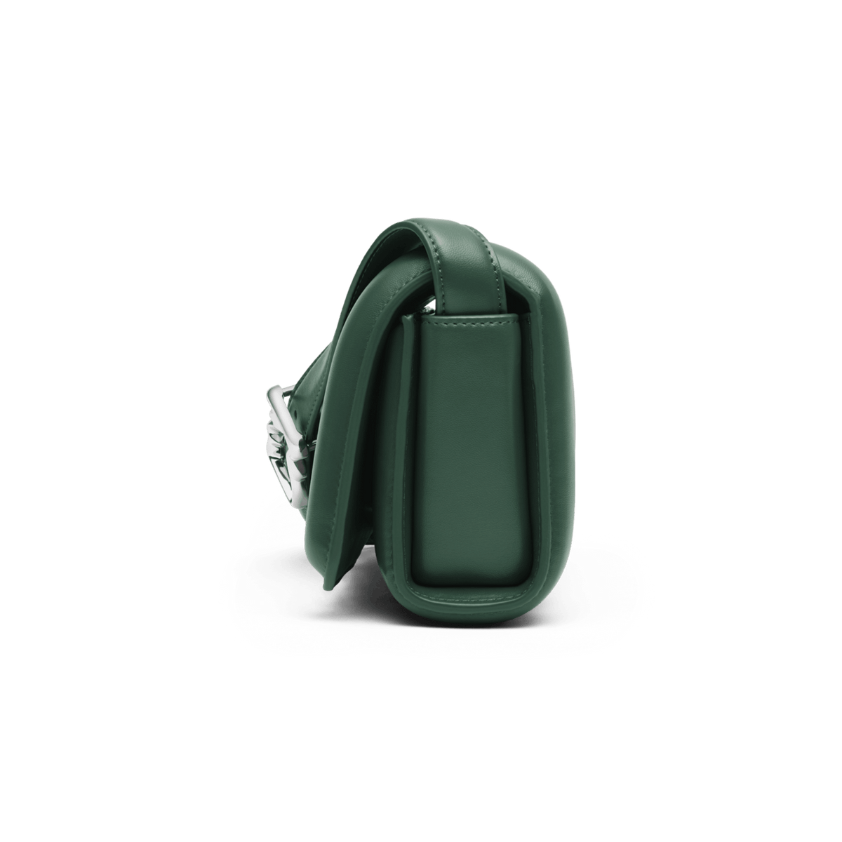ダニエルウェリントン Mini Sadie Bag Greenの横から見た側面画像です。コンパクトなマチ幅や、フラップの丸みを帯びたシルエット、シルバーのストラップ金具が確認でき、スリムながらも収納力に優れた構造がわかります。