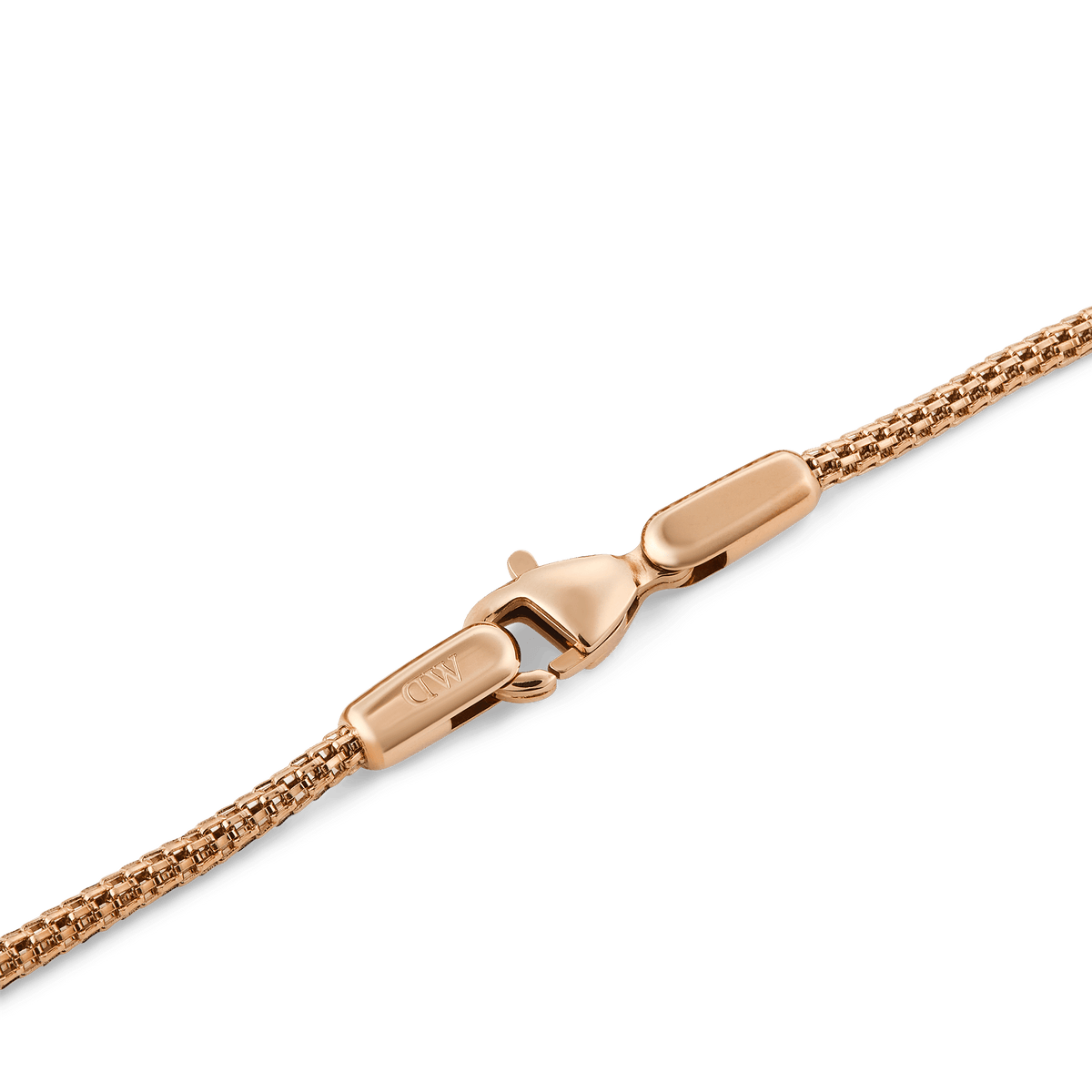 Tide Mesh Bracelet Melrose 1.8のロブスタークラスプ部分をクローズアップした画像です。ローズゴールドのクラスプにはDaniel Wellingtonのロゴが刻印されており、フラットに収まる留め具と1.8mm幅の繊細なメッシュチェーンの質感がご確認いただけます。