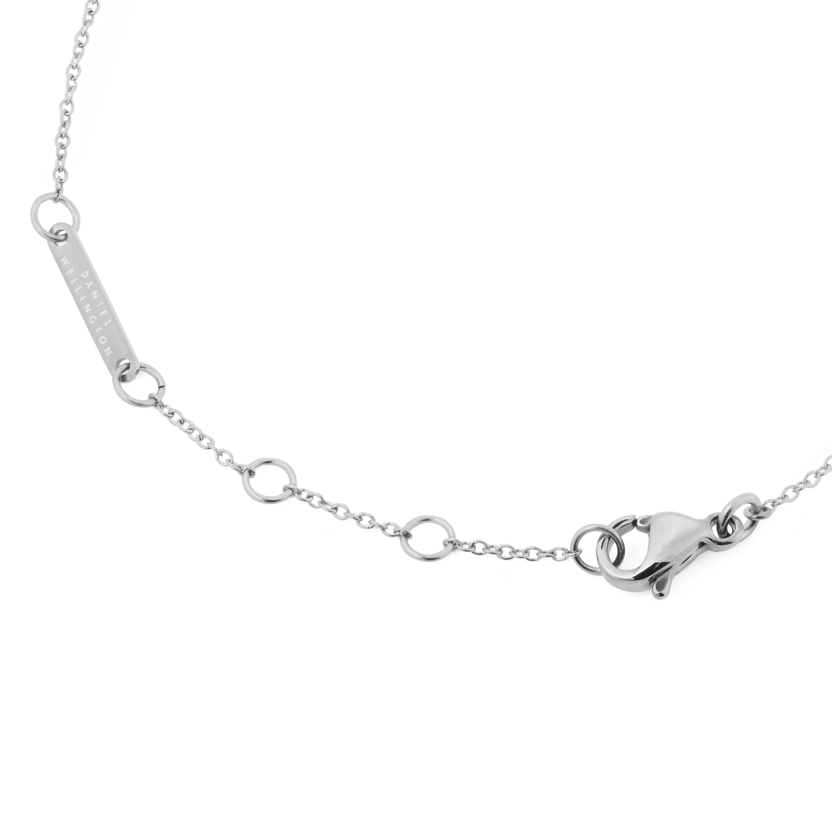 Mirelle Star Braceletのシルバーカラーのクラスプ部分とアジャスターチェーンの細部までこだわったディテールです。ロブスタークラスプと丸カンによる長さ調節機構を採用し、Daniel Wellingtonの刻印が入ったブランドプレートも確認できます。