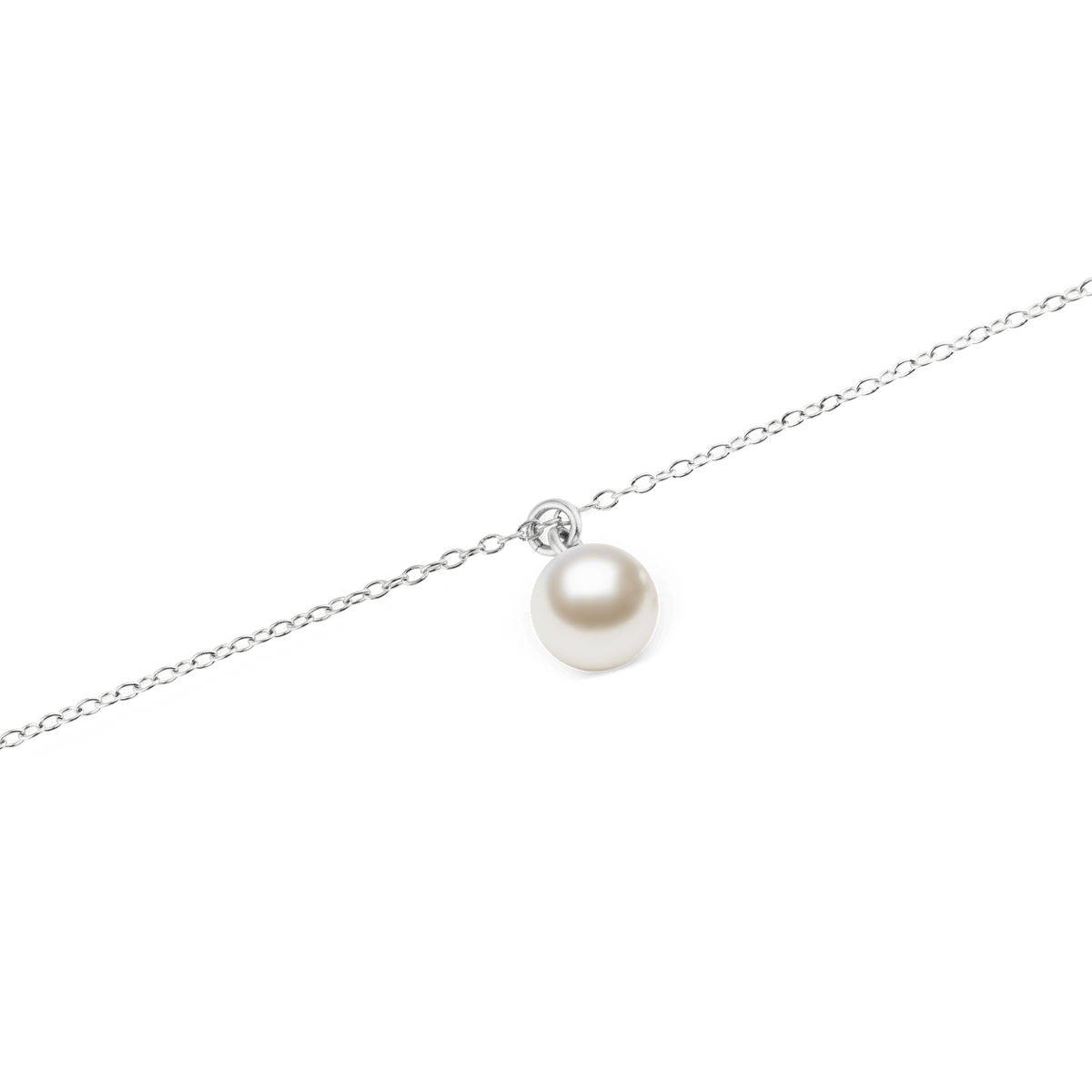 ダニエルウェリントン Pearl Necklace Silverのパール部分を斜めから捉えたディテール写真です。小さなハンガーパーツでシルバーチェーンに吊るされた一粒パールの丸みと光沢をご確認いただけます。