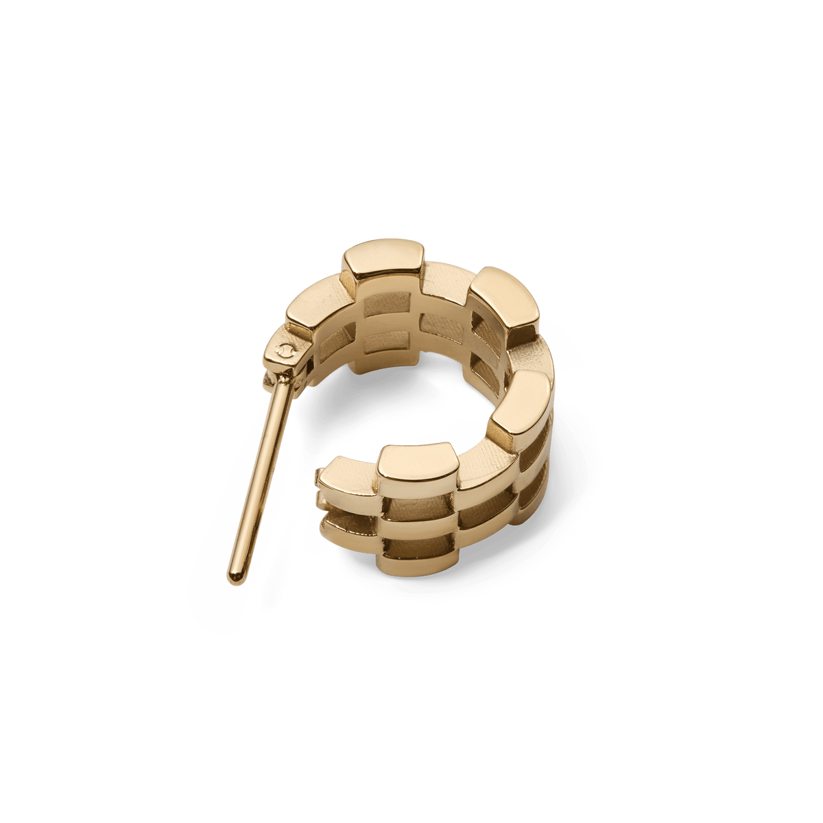 5-Link Earrings Goldを斜め上から撮影した詳細写真です。ポストとリンクの接合部分が確認でき、5連リンクの段差が生み出す立体感や、ゴールドの研磨面とマットな側面のコントラストがお分かりいただけます。