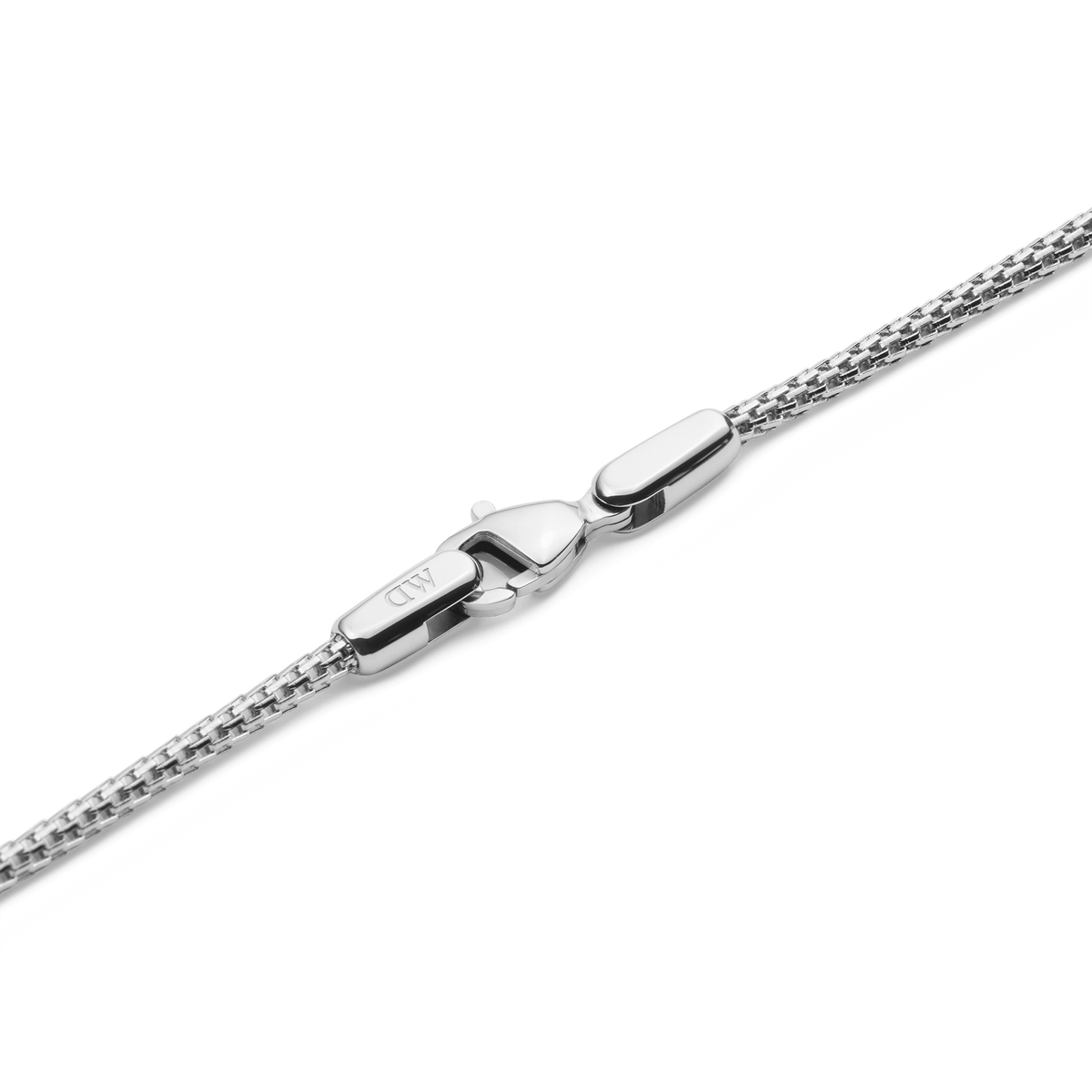 Tide Mesh Necklace Silver 1.8のロブスタークラスプ部分をクローズアップした画像です。Daniel Wellingtonのロゴが刻印されたシルバーの留め具と、1.8mm幅のメッシュチェーンとの接続部分がご覧いただけます。