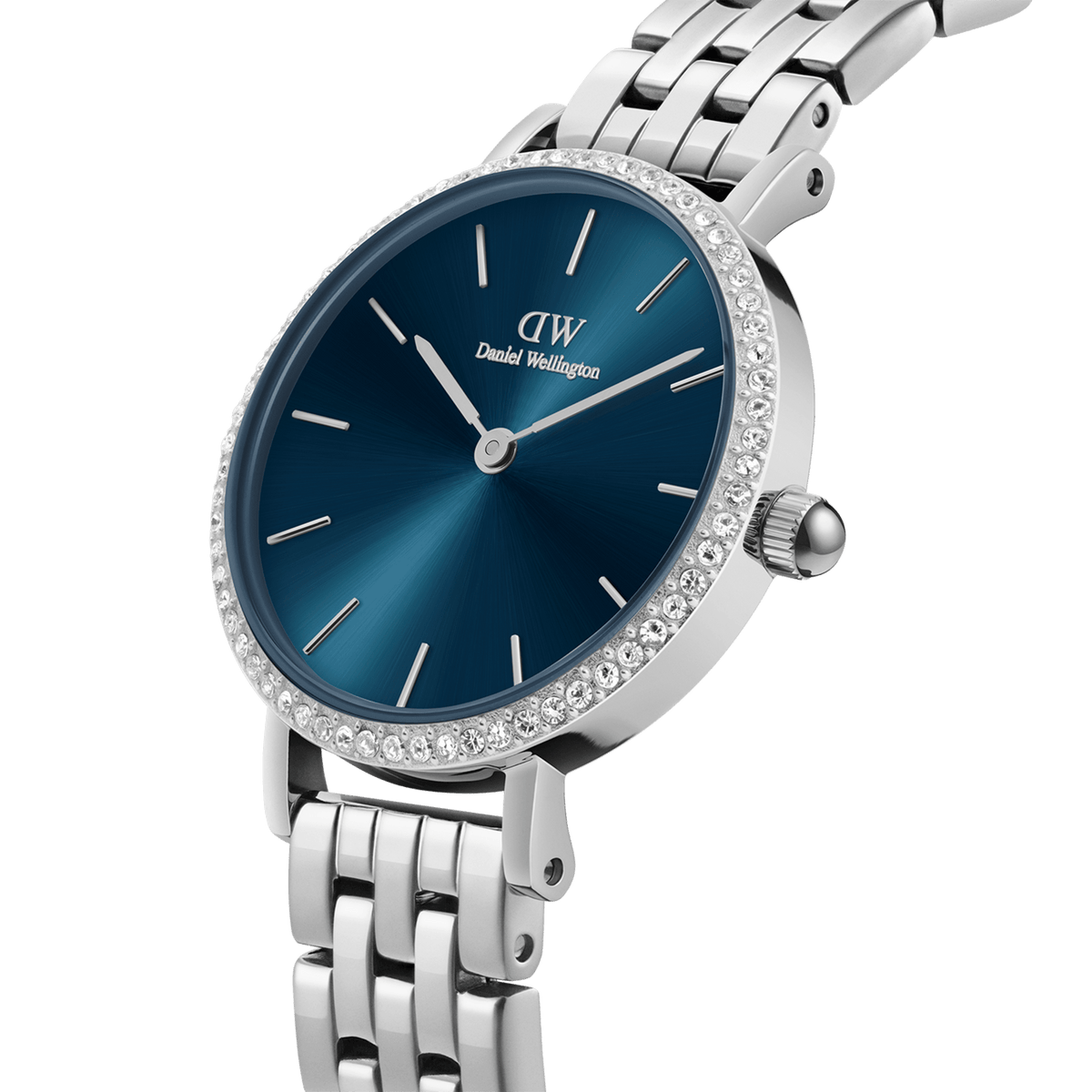 Petite Lumine Bezel 5-Link Arcticを斜めからクローズアップした画像です。深みのあるアークティックブルーのサンレイダイヤルに放射状の輝きが映え、ベゼルにあしらわれたクリスタルの煌めきとシルバーカラーの5リンクブレスレットの細部まで確認できます。