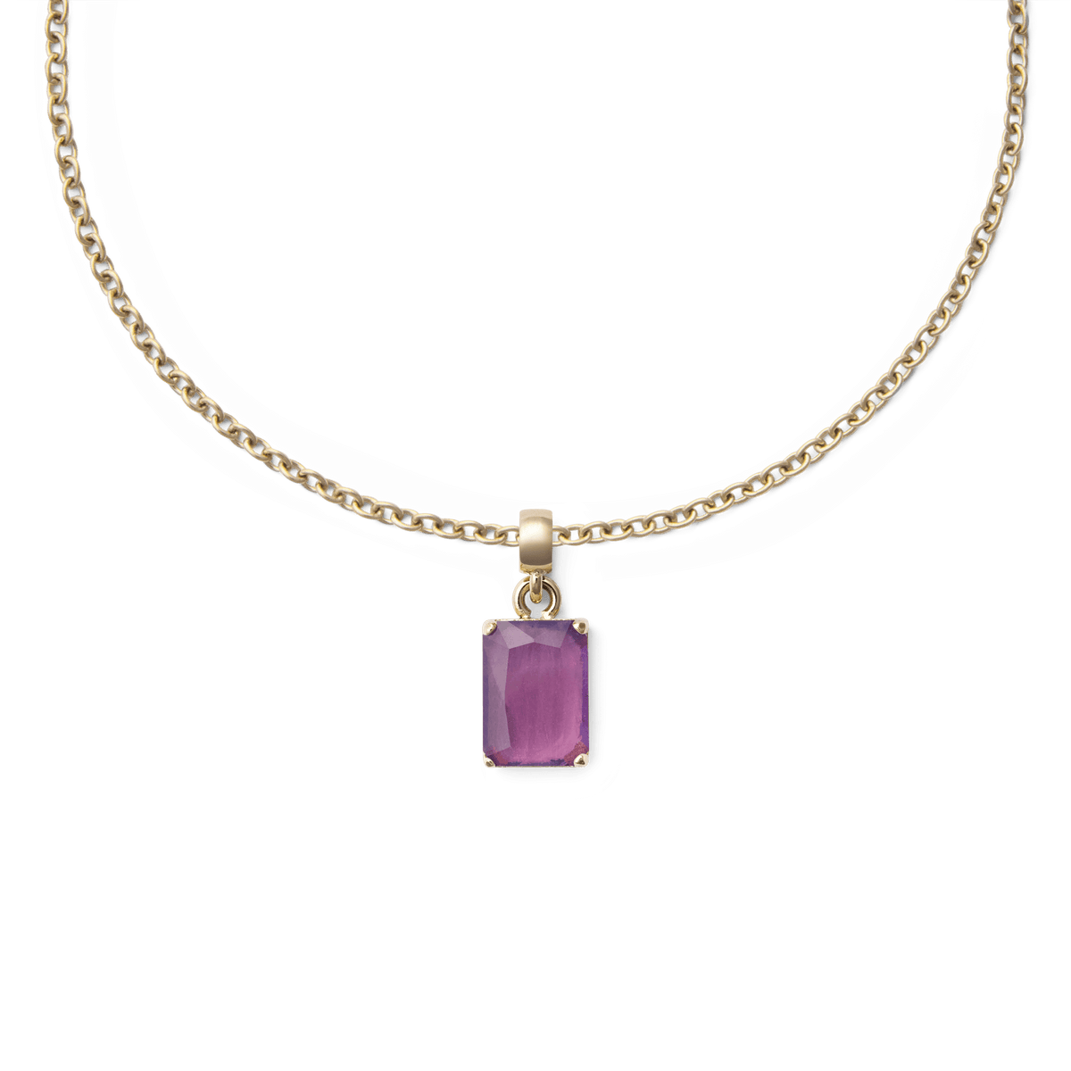 ゴールドのチェーンネックレスに通したAmethyst Octagon Gold Charmのスタイリングイメージです。四隅の爪留めで固定されたパープルのアメジストが、チェーンの中央で上品な存在感を放ちます。