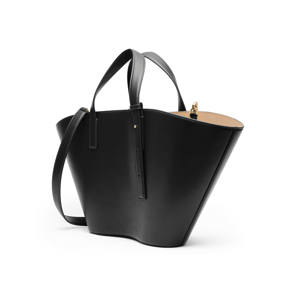 River Bag Blackを斜め後方から捉えた画像です。ウィングシルエットの左右非対称な広がりや、ブラックレザーの端正な表面が際立ちます。ショートハンドルとショルダーストラップの取り付け部分、開口部から覗くベージュの内装も確認できます。