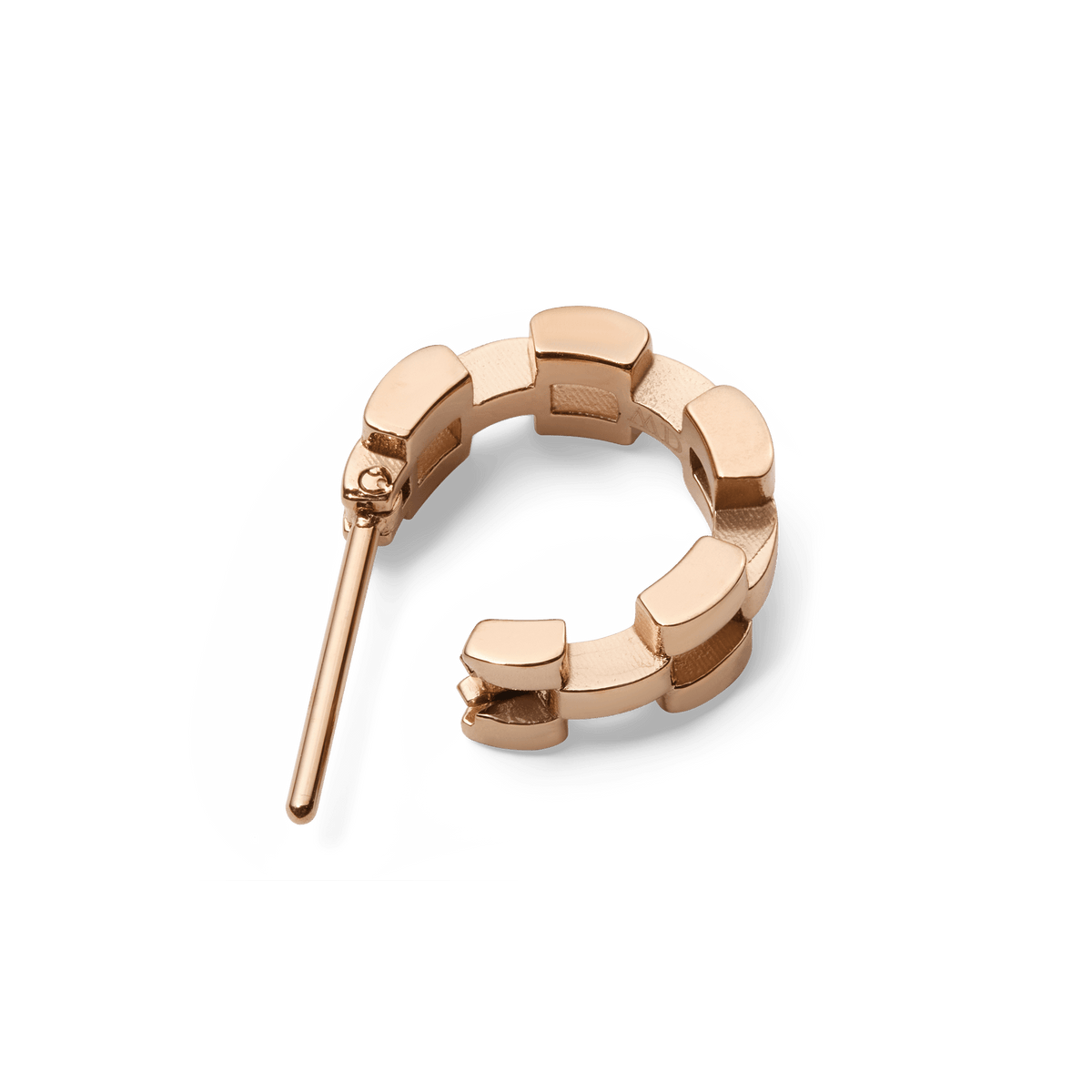 Daniel Wellingtonの3-Link Earrings ローズゴールドです。ピンポスト部分とヒンジ構造が見える背面からのアングルで、連なるリンクパーツの厚みと丁寧な仕上げをご確認いただけます。