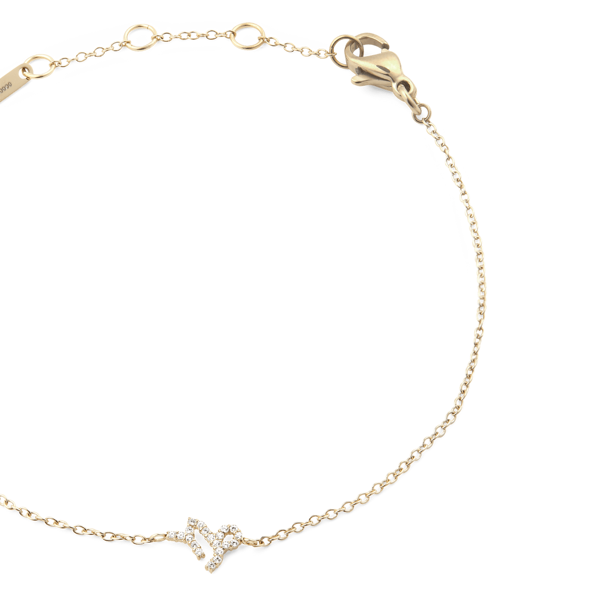 クリスタル Zodiac Chain Bracelet Goldのディテールを捉えた写真です。ゴールドチェーンの中央にあしらわれた射手座のモチーフには、クリスタルが爪留めされ、繊細な輝きを放っています。ロブスタークラスプやアジャスターチェーンの細部まで確認できる接写です。