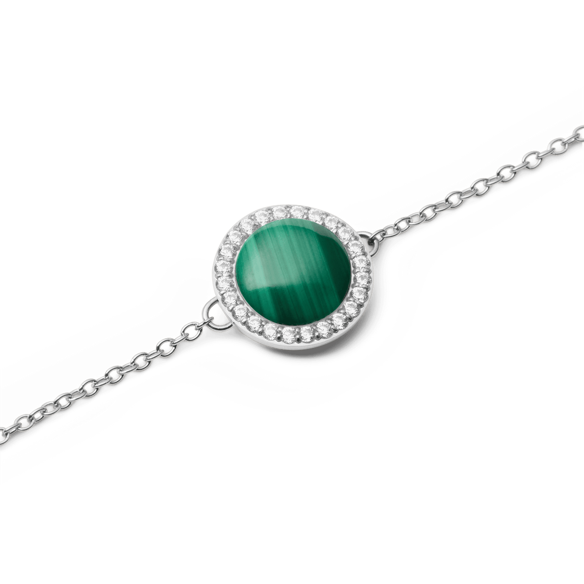 Audrey Bracelet Malachite Silverのマラカイト部分をクローズアップした写真です。カボションカットのマラカイトに見られる深い緑の縞模様と、その周囲を彩るホワイトキュービックジルコニアのヘイローセッティングの細やかなディテールがご覧いただけます。