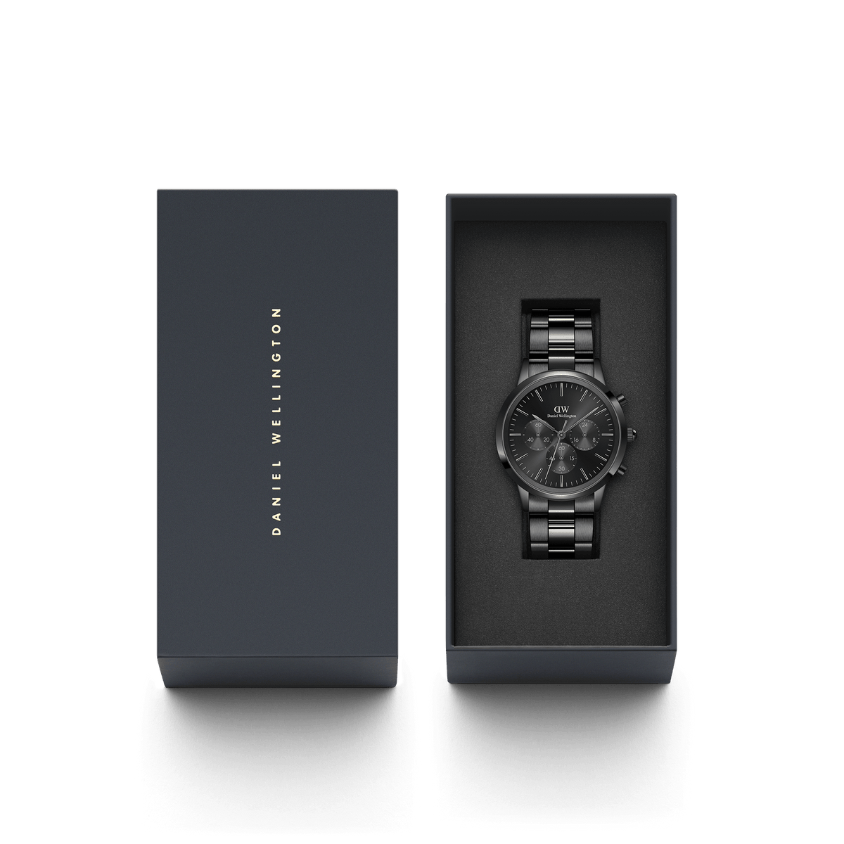 ダニエルウェリントンのブランドロゴが箔押しされたネイビーカラーのギフトボックスに収められたIconic Chronograph Link Onyx。オールブラックのクロノグラフ腕時計がクッション付きの化粧箱に美しく配置され、贈り物にもぴったりのパッケージングです。