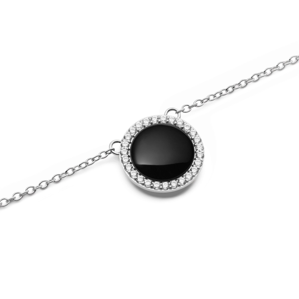 Audrey Necklace Black Agathe Silverのペンダント部分をクローズアップした写真です。艶やかなドーム型の黒メノウを囲むように配されたホワイトキュービックジルコニアのヘイローセッティングと、シルバーカラーの細やかなチェーンのディテールがご覧いただけます。