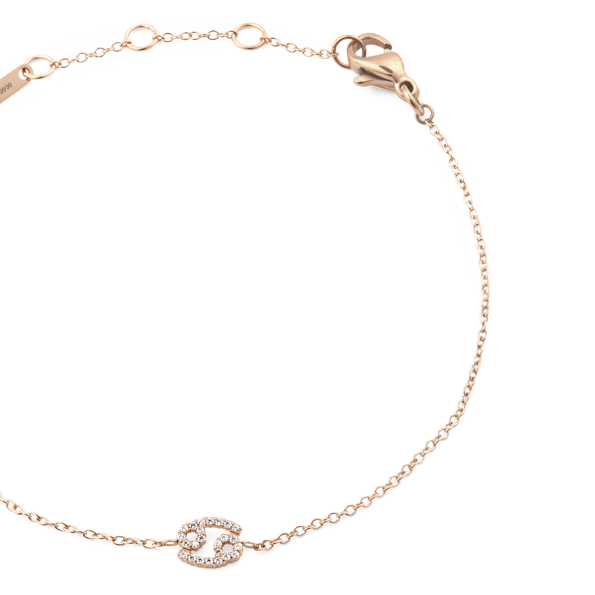 かに座のクリスタルチャームとロブスタークラスプ付近を拡大した**Crystal Zodiac Chain Bracelet Rose Gold**の詳細画像です。手作業で爪留めされた小粒のクリスタルが、蟹座のシンボルを形作っています。ローズゴールドの細やかなチェーンやアジャスター部分の仕上がりもご確認いただけます。