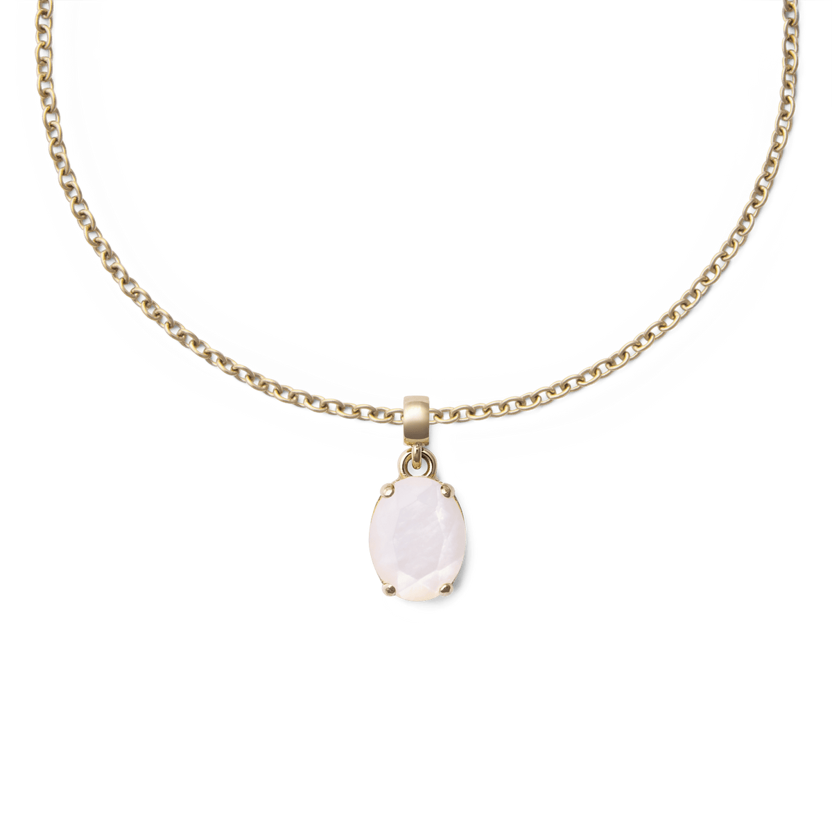 ゴールドのチェーンネックレスに通したMother of Pearl Oval Gold Charmのスタイリングイメージです。オーバル型のマザーオブパールが淡い光を受け、胸元にさりげない上品さを演出します。