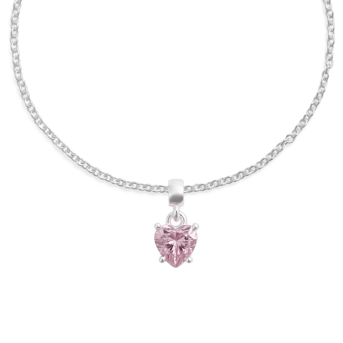 シルバーチェーンに取り付けたDaniel WellingtonのCharm Heart Crystal Pinkをクローズアップでご紹介。爪留めされたピンクのハート型キュービックジルコニアが、チェーンの中央でやさしく輝いています。