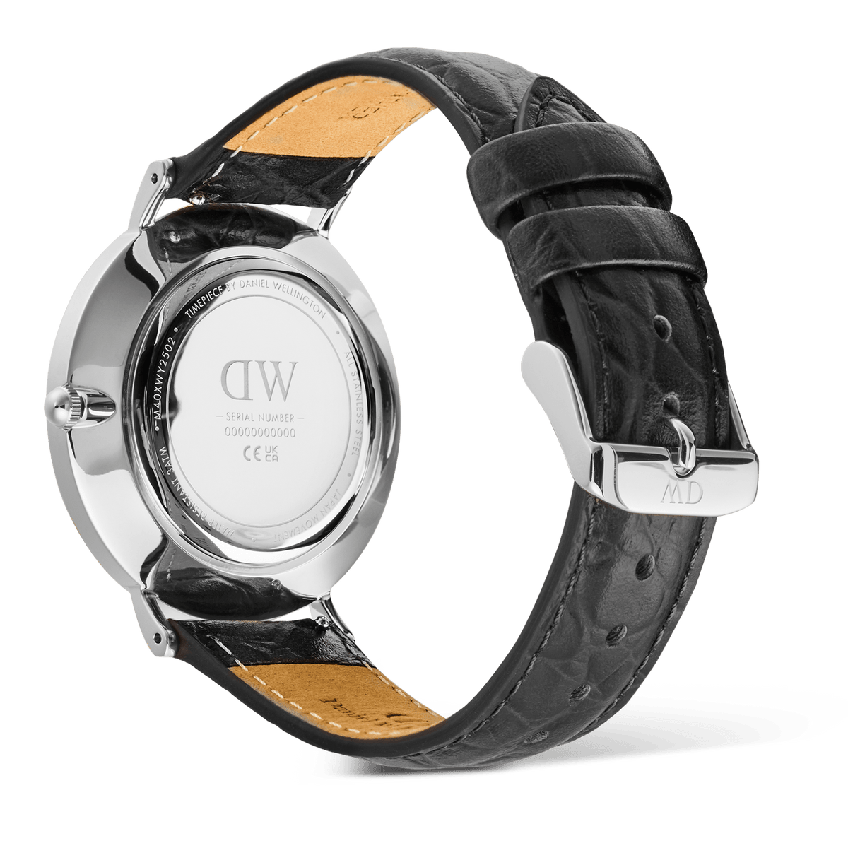 Classic Roman Numerals Date Black Croc Belly Silverの裏蓋側を撮影した製品写真です。ポリッシュ仕上げのステンレススチール製ケースバックには、ブランドロゴやシリアルナンバーが刻印されています。ブラッククロコベリーレザーストラップの内側には、キャメルカラーのライニングが施されており、シルバーのピンバックルにはブランドイニシャルが刻まれています。