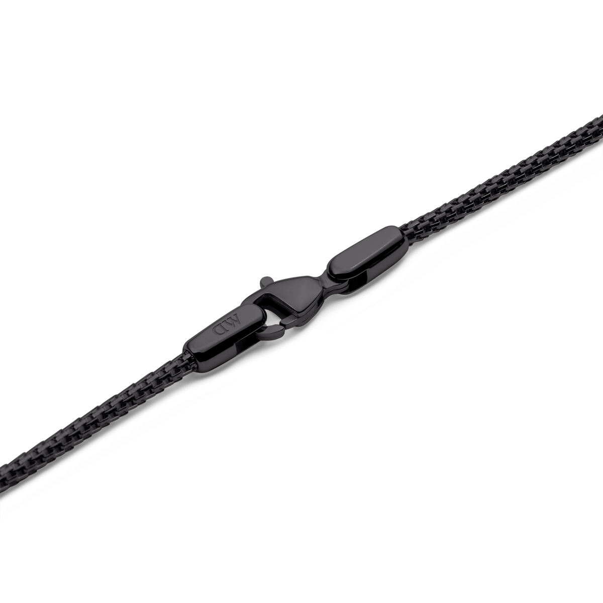Tide Mesh Necklace Black 1.8のロブスタークラスプ部分をクローズアップ。Daniel Wellingtonのロゴが刻印されたブラック仕上げの留め金と、フラットに収まるコンパクトな構造がご覧いただけます。
