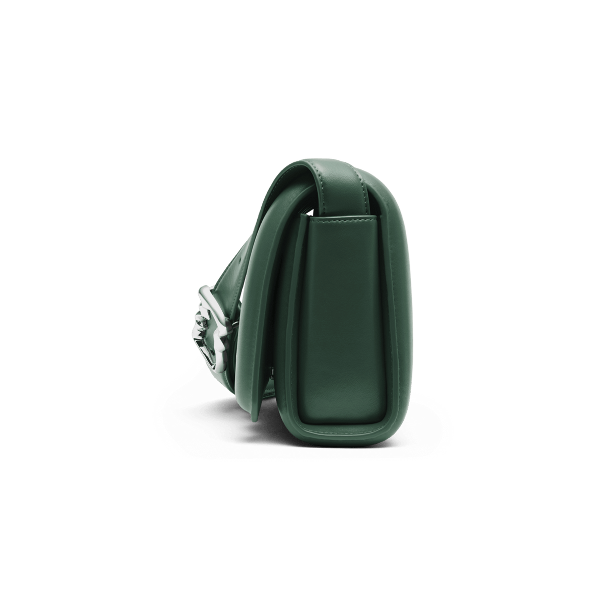 Daniel WellingtonのSadie Bag Green Sをサイドから見た画像です。コンパクトなマチ幅と、フラップ部分に丸みを持たせたシルエットが特徴で、レザーストラップの付け根にはシルバーの金具があしらわれています。