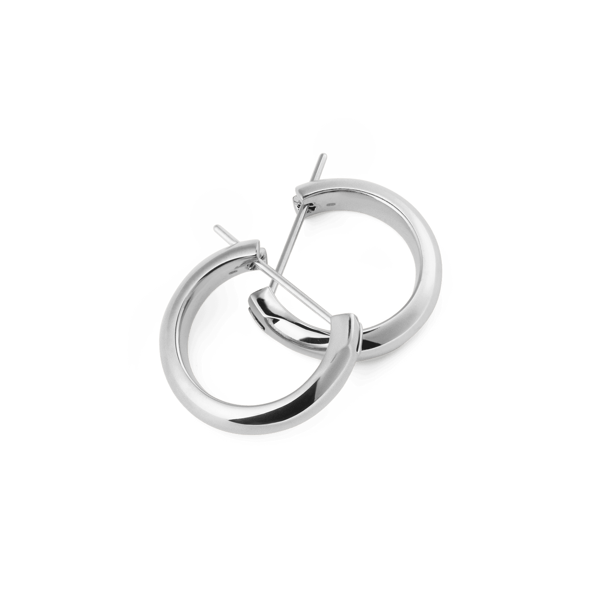 Daniel WellingtonのArch Earrings Silverを重ねて置いた俯瞰写真。12mmのコンパクトなフープが描く曲線と、ポリッシュ仕上げのステンレススチールが放つ光沢、ピン式ポストのディテールがよくわかる一枚です。